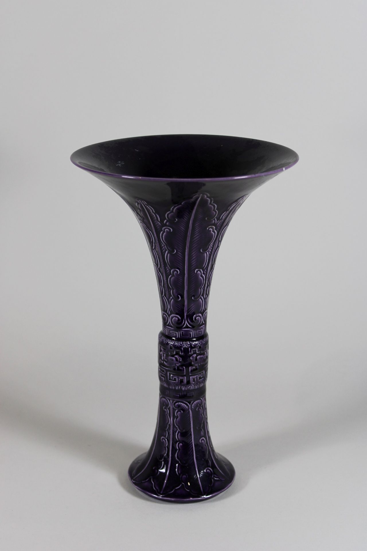 Gu Vase, China, Porzellan, Qianlong (1736-1795) Sechs-Zeichen-Siegelmarke am Boden