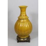 Lobed Vase, China, Porzellan, gelb glasiert, Reliefdekor am Hals