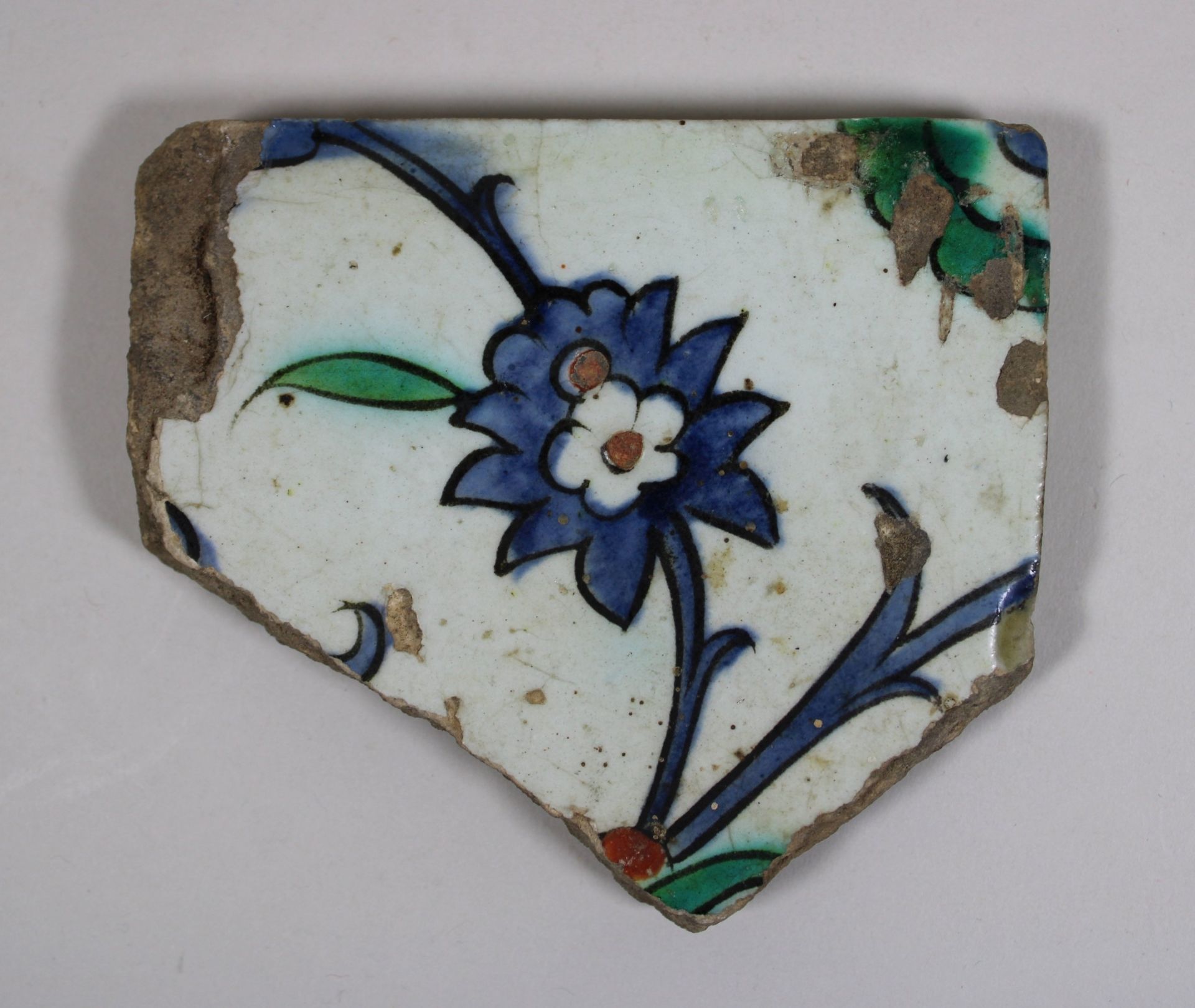 Fliesenfragment, wohl Iznik, Türkei, 15/16. Jh., polychrom bemalt