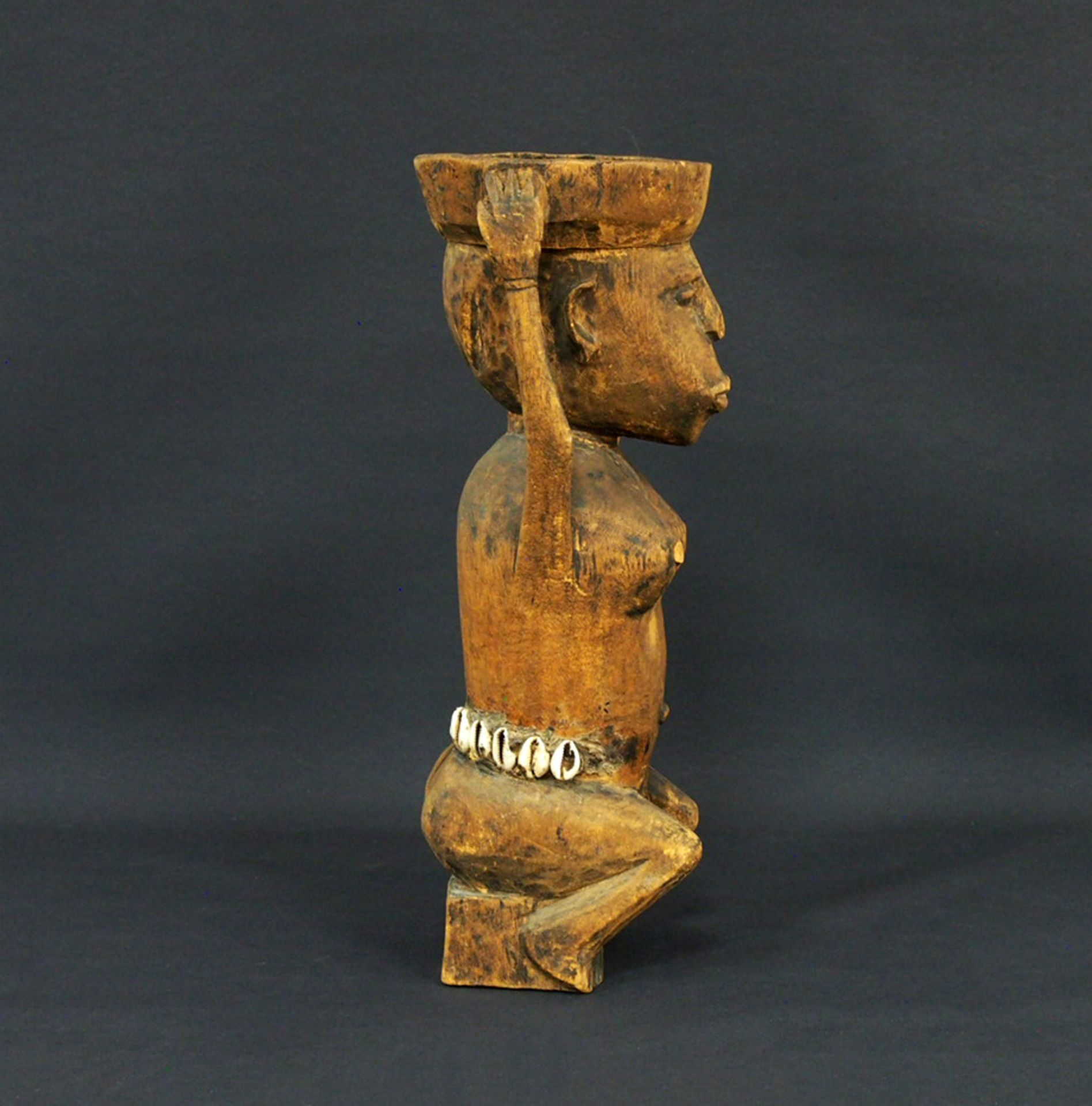 Sitzende weibliche Ahnenfigur mit Korb - Bild 2 aus 2