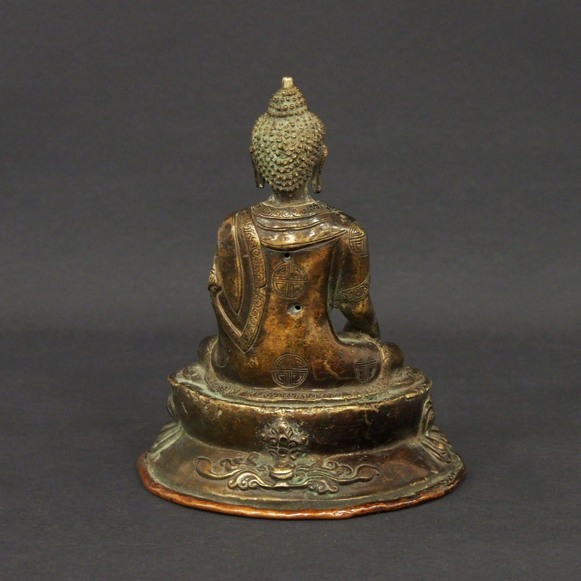Thronender Buddha auf Lotusthron - Bild 2 aus 3