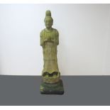 Figur eines stehenden Guanyin auf Lotusthron