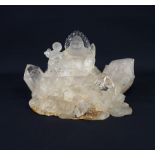 Bergkristall mit Figur eines Lucky-Buddhas