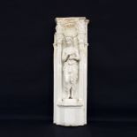 Ofenkachel mit allegorischer Frauenfigur in einer Nische