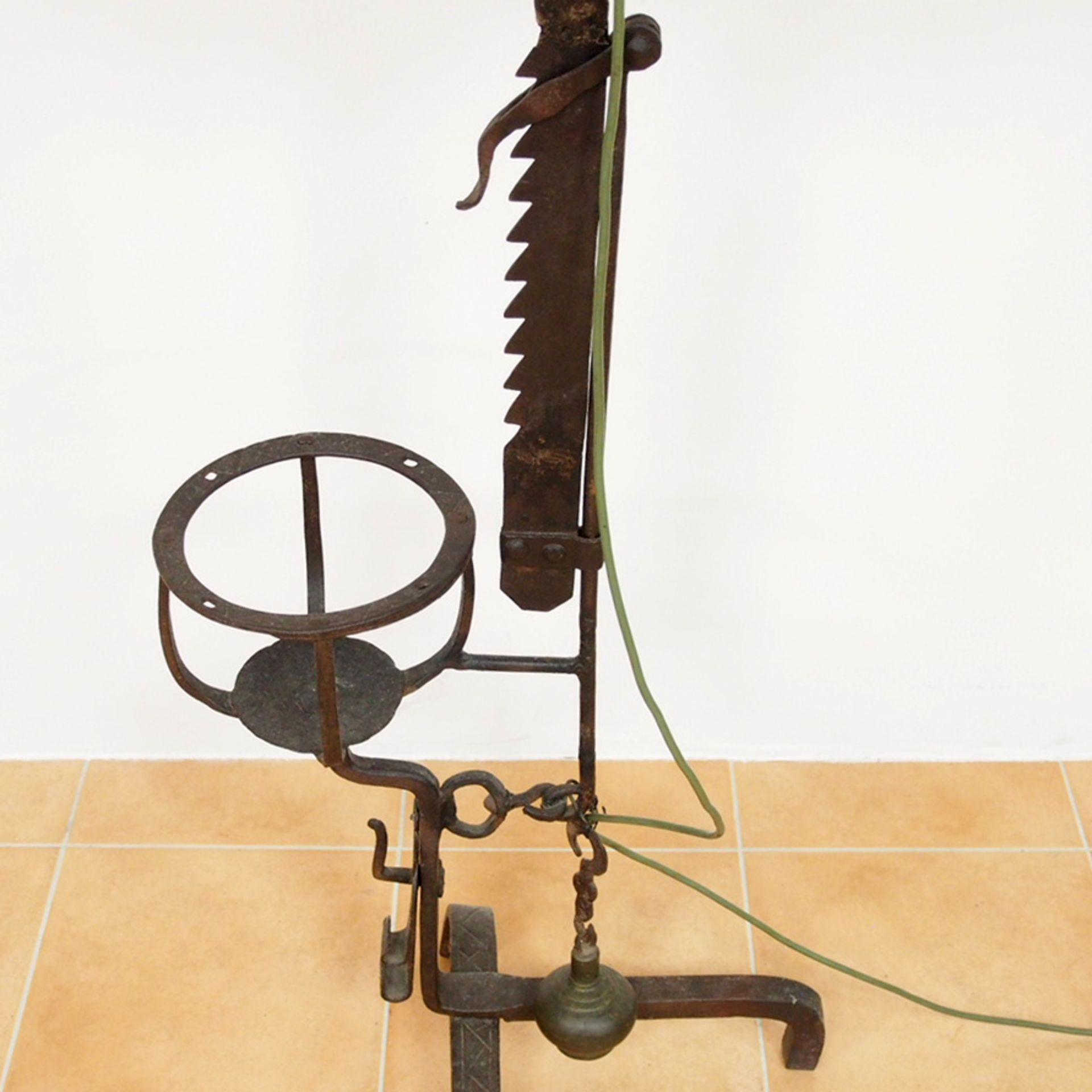 Feuerbock mit Körbchen und Standleuchter als Lampe montiert - Bild 2 aus 2