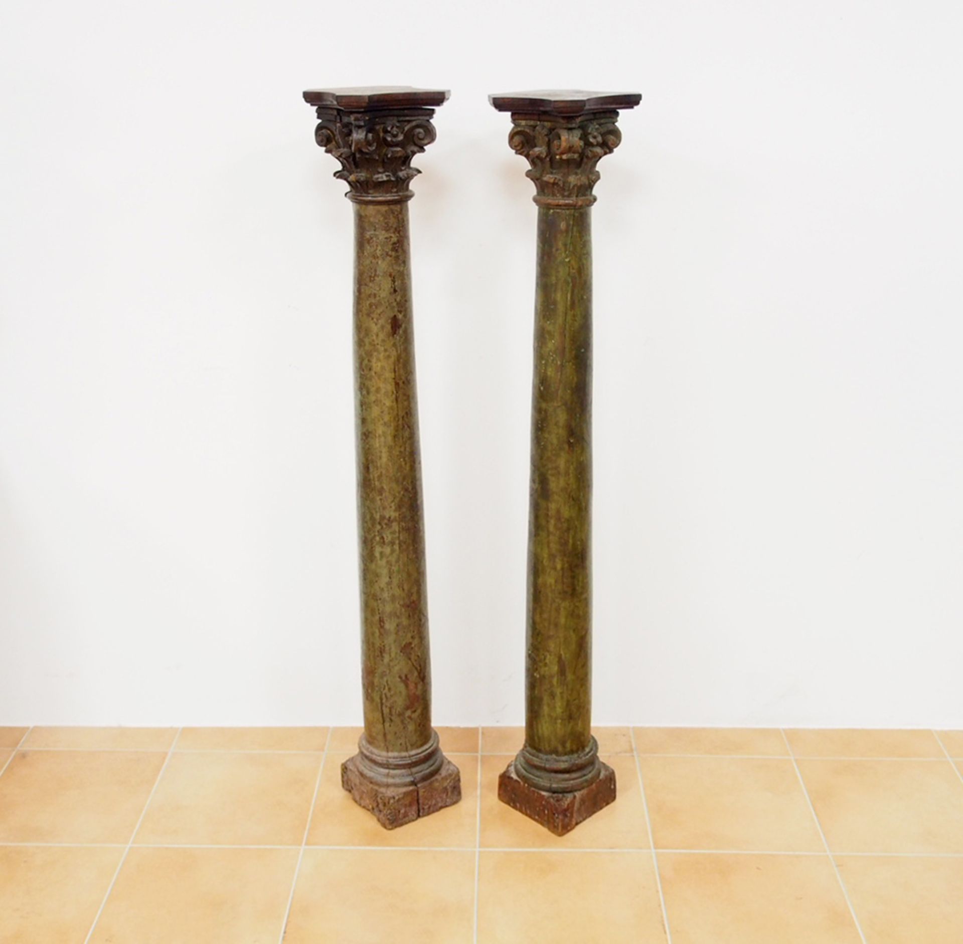 Paar Säulen mit korinthisierenden Kapitellen