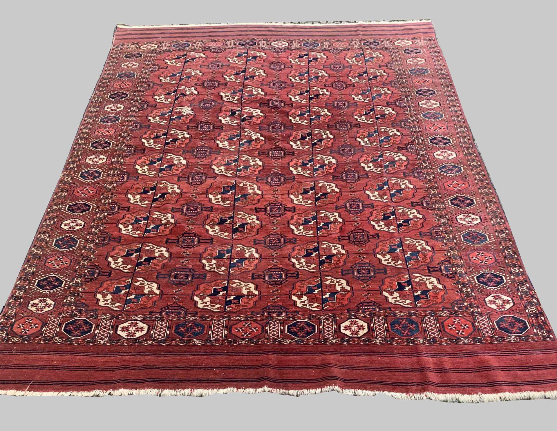 Tekke Turkmene, Hauptteppich, 288 x 218 cm, Zustand C, 19. Jh.