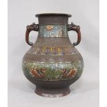 Große Vase mit Tierkopfhenkel
