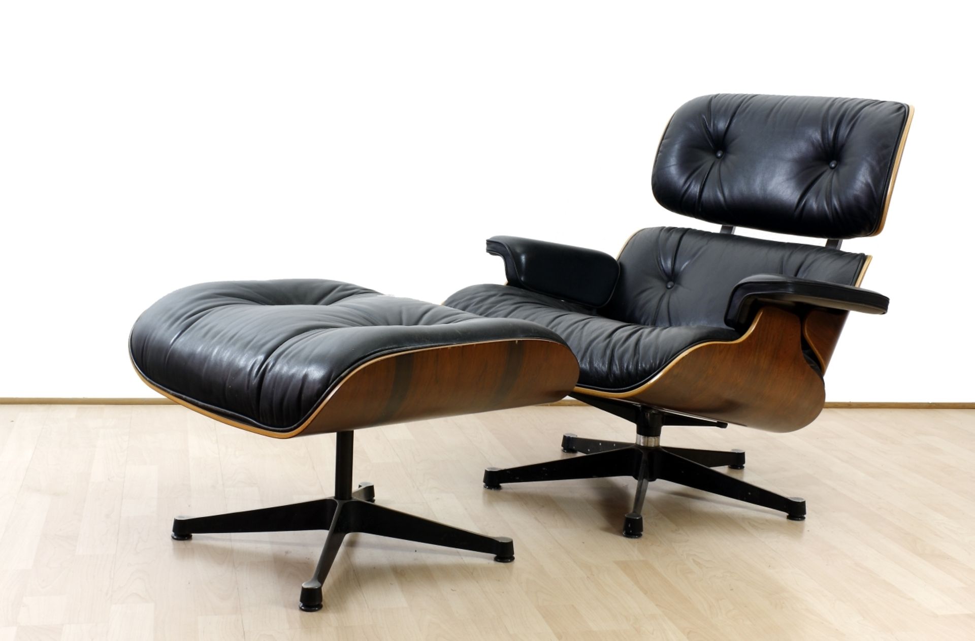 Eames Lounge Chair und Ottoman, 2.