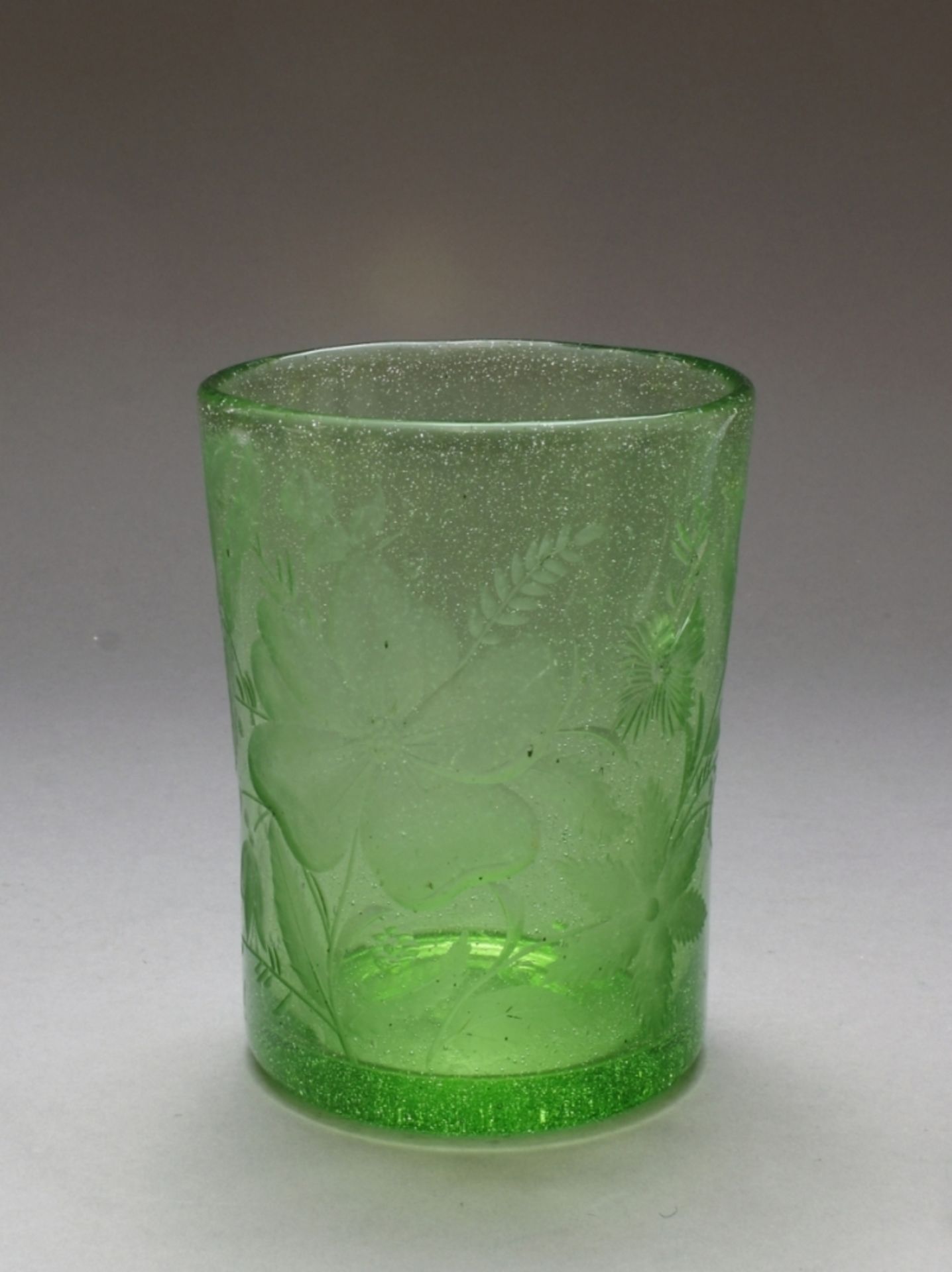 Vase, grünes Glas mit geschnittenem