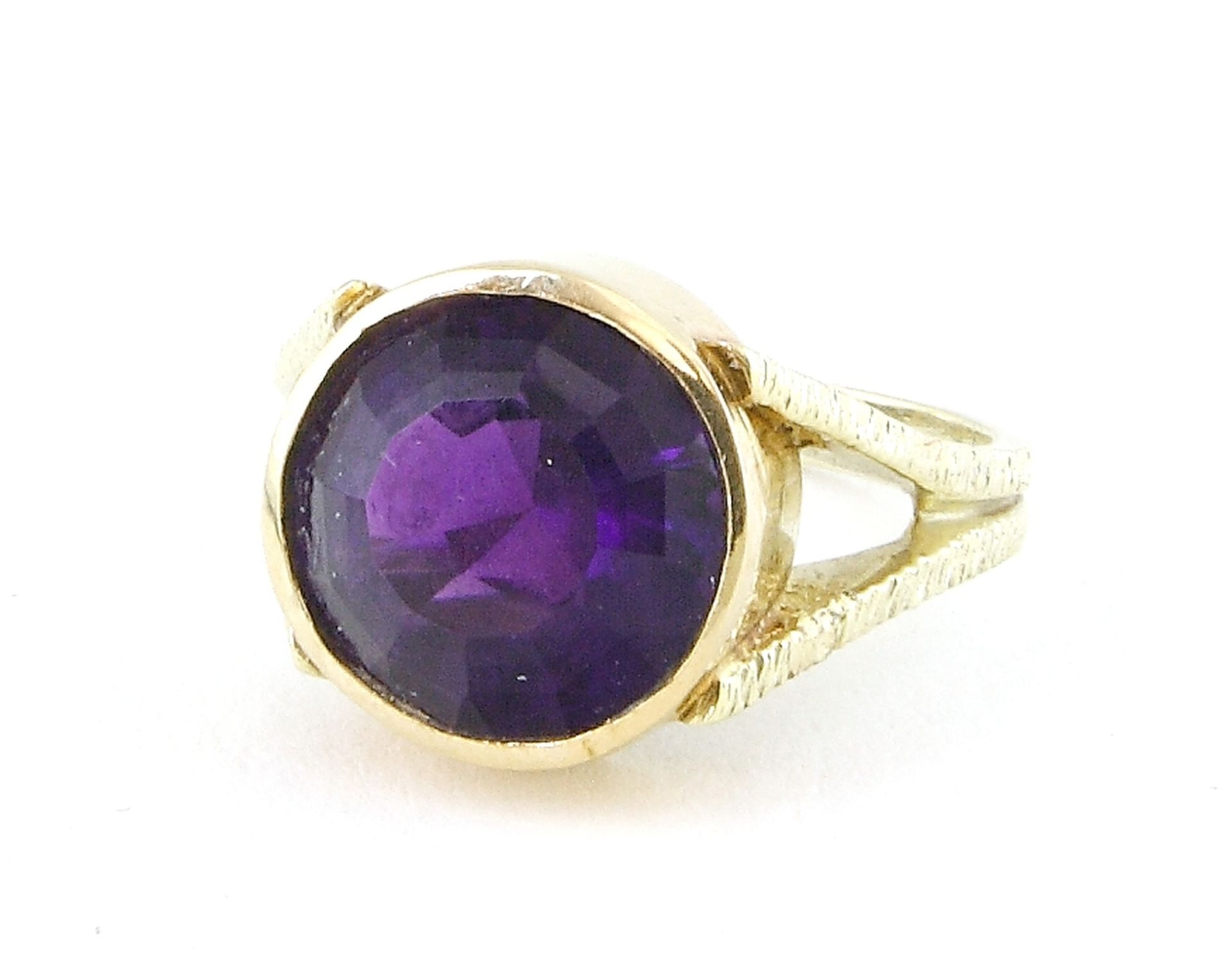 Ring, 585er GG. mit Amethyst im