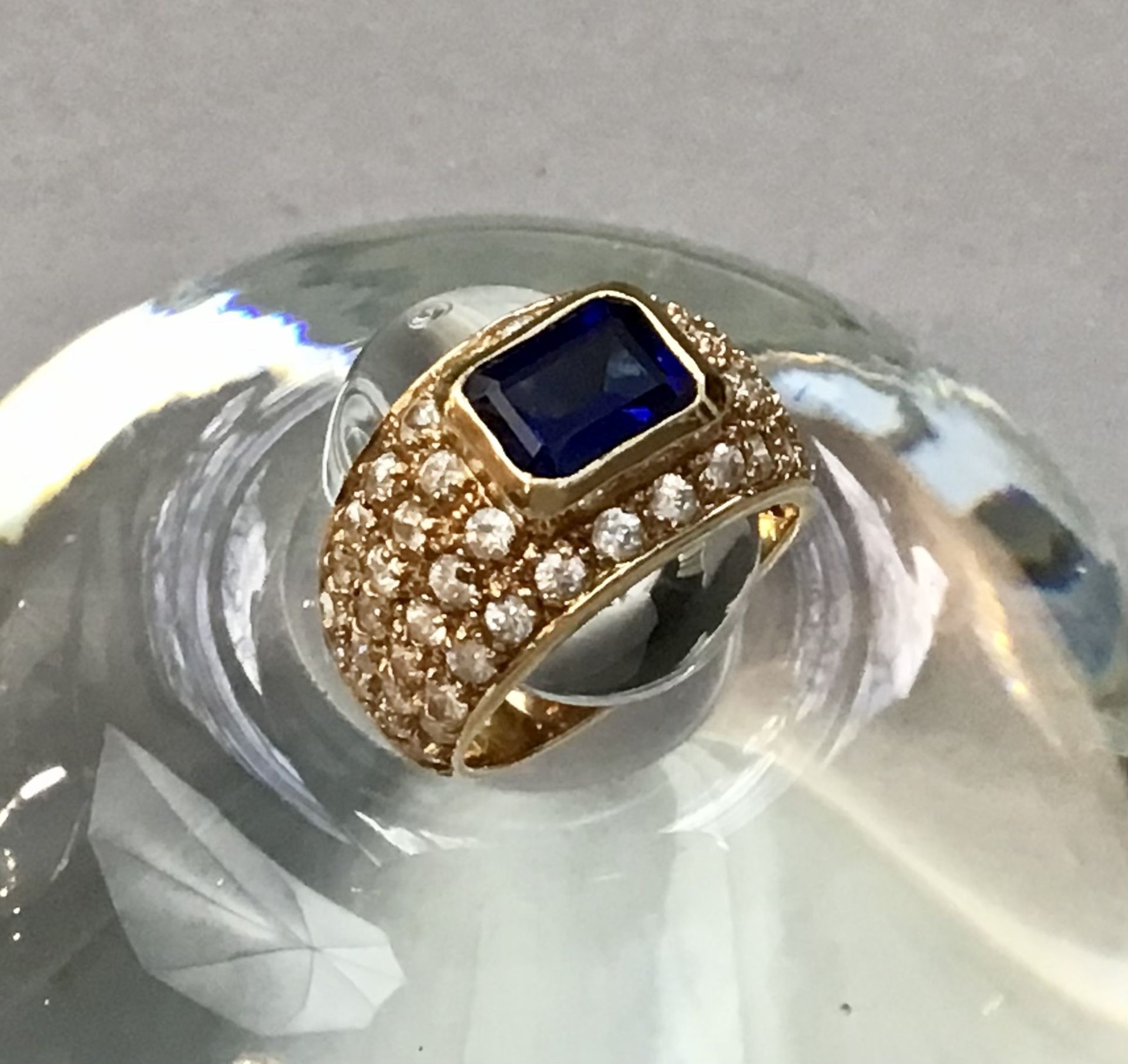 Damenring, GG 585, opulent besetzt mit einem blauen Saphir (0,9x0,6cm), quadratisch facettiert und