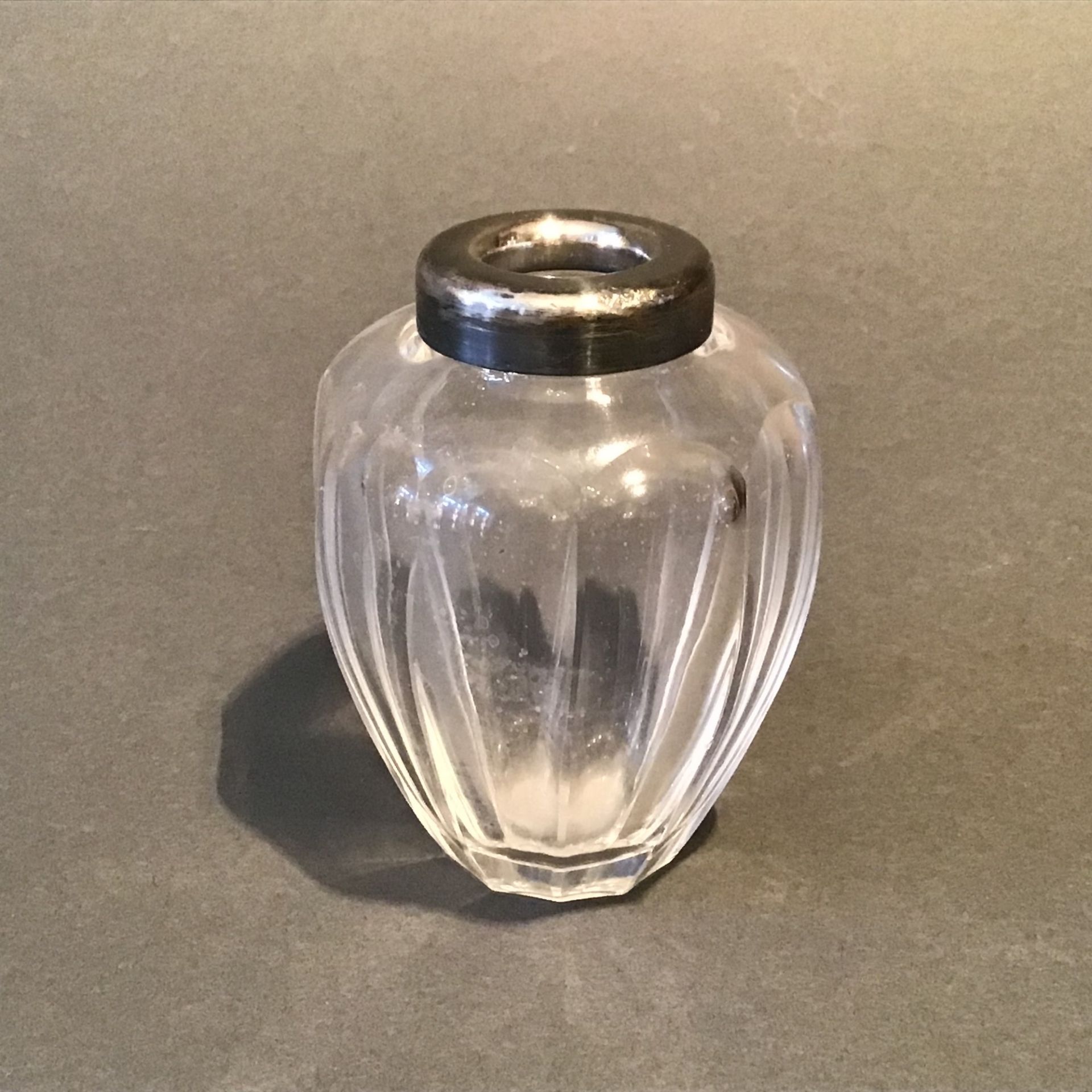 Vase mit Silbermontierung (800 mit Halbmond und Krone), farbloses Glas mit facettierter Wandung, H.