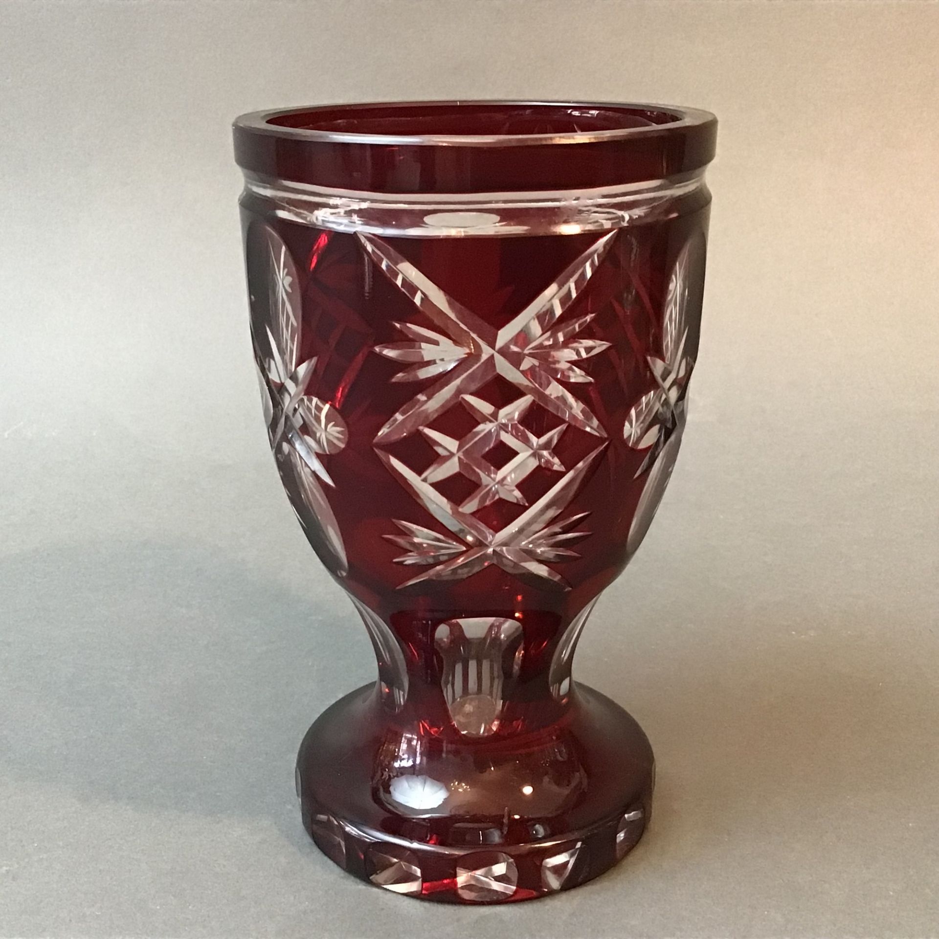 Sockelpokal, Böhmen, farbloses Glas, rot gebeizt, geschliffen, H.15 cm