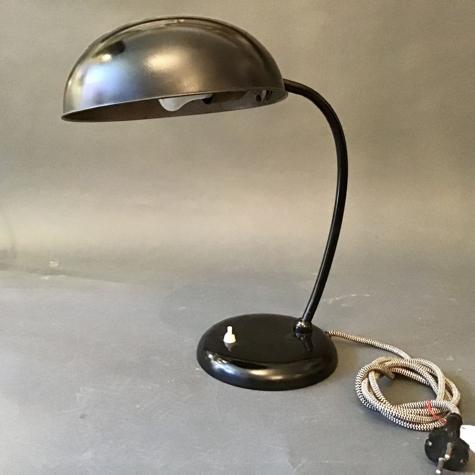 Schreibtisch-Helmlampe um 1930/40, zweimal beweglich durch Kugelgelenk, matt-schwarze Farbfassung