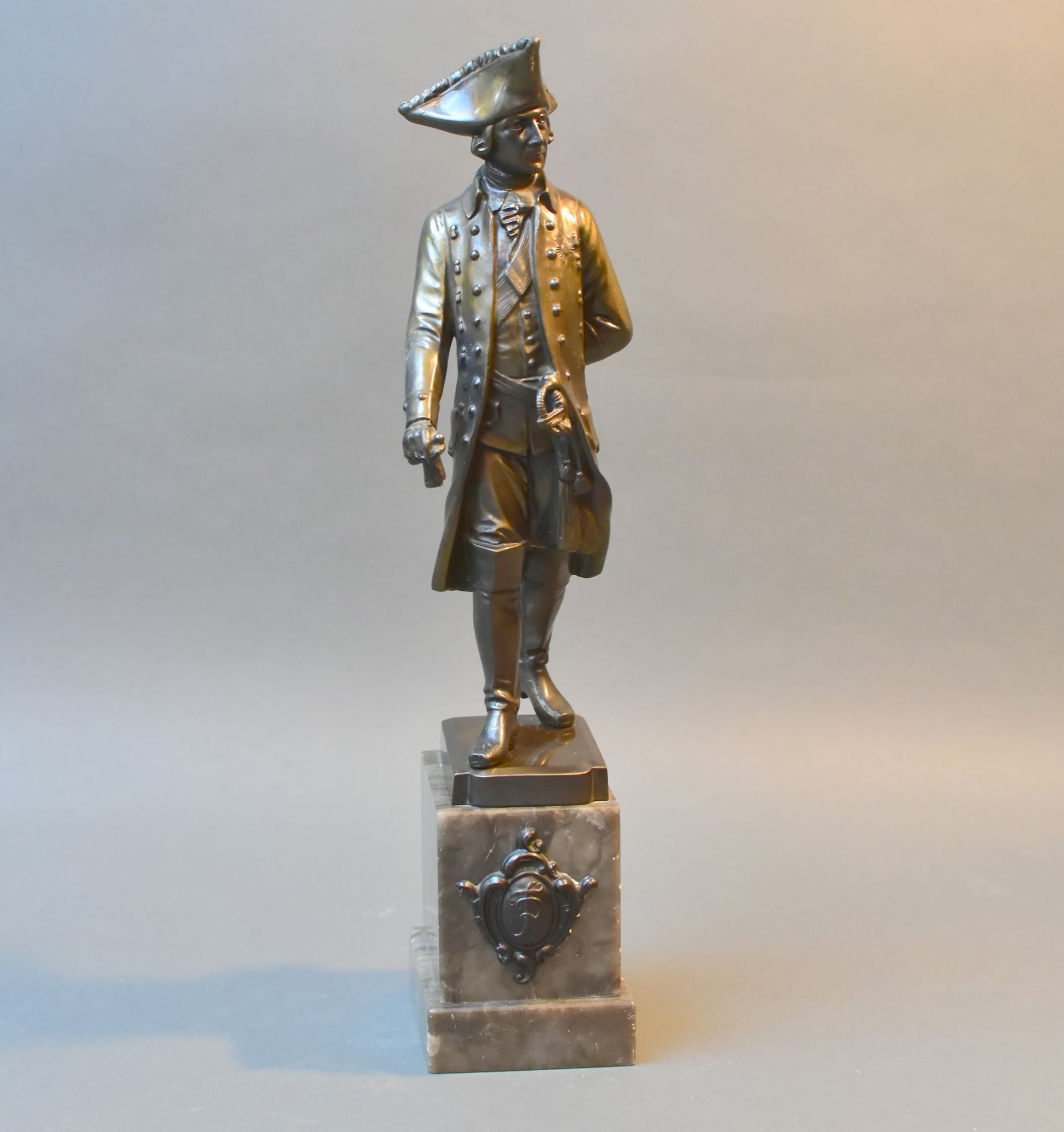 Preußenkönig, Friedrich der II., Britannia Metall bronziert auf grauem Mamorsockel mit
