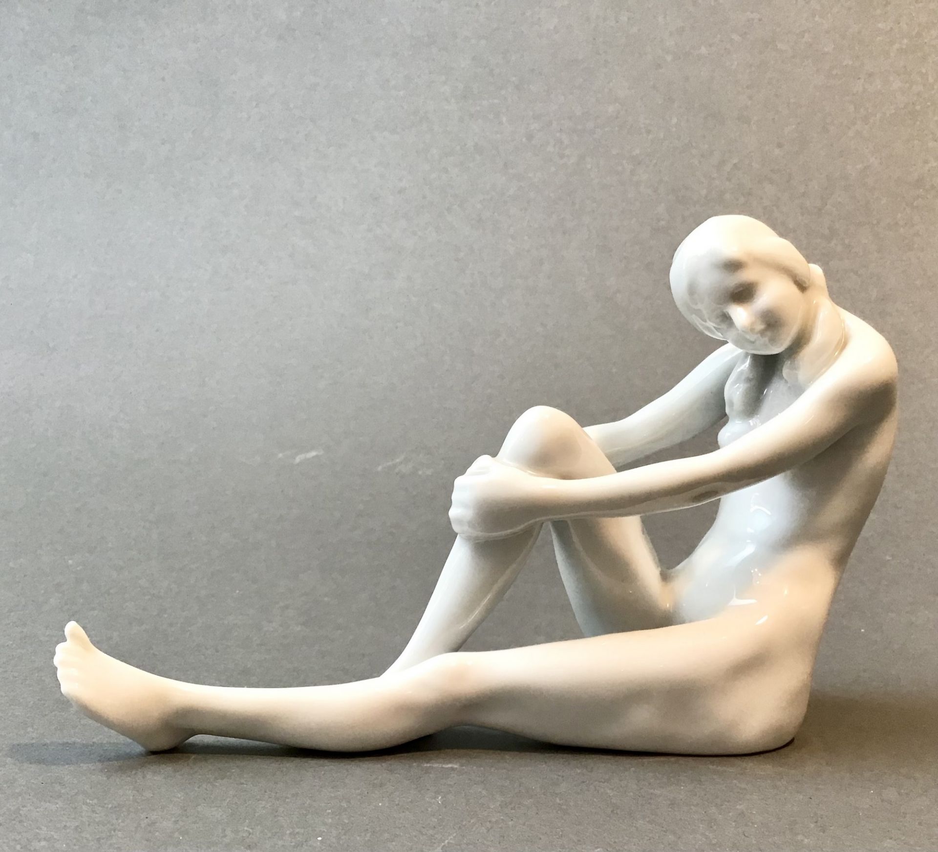 Art Déco, Figur "Sitzende", gem. Rosenthal, gestr., Weißporzellan, Entw. wohl G. Schliepstein (