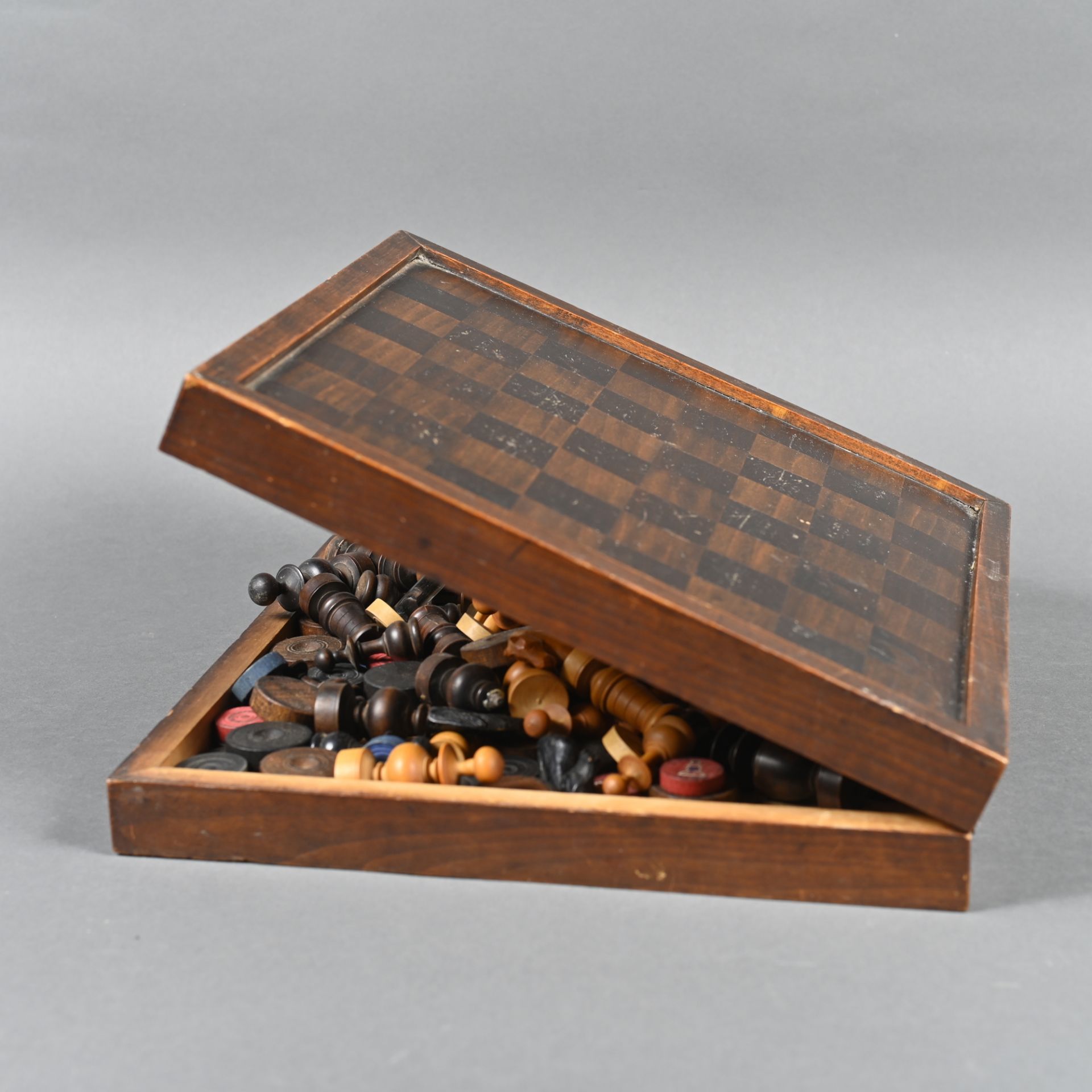 Spielemagazin um 1900, Schach, Dame, Mühle im Schachbrettholzkoffer, Maß: 31x31x6cm, Vollständigkeit