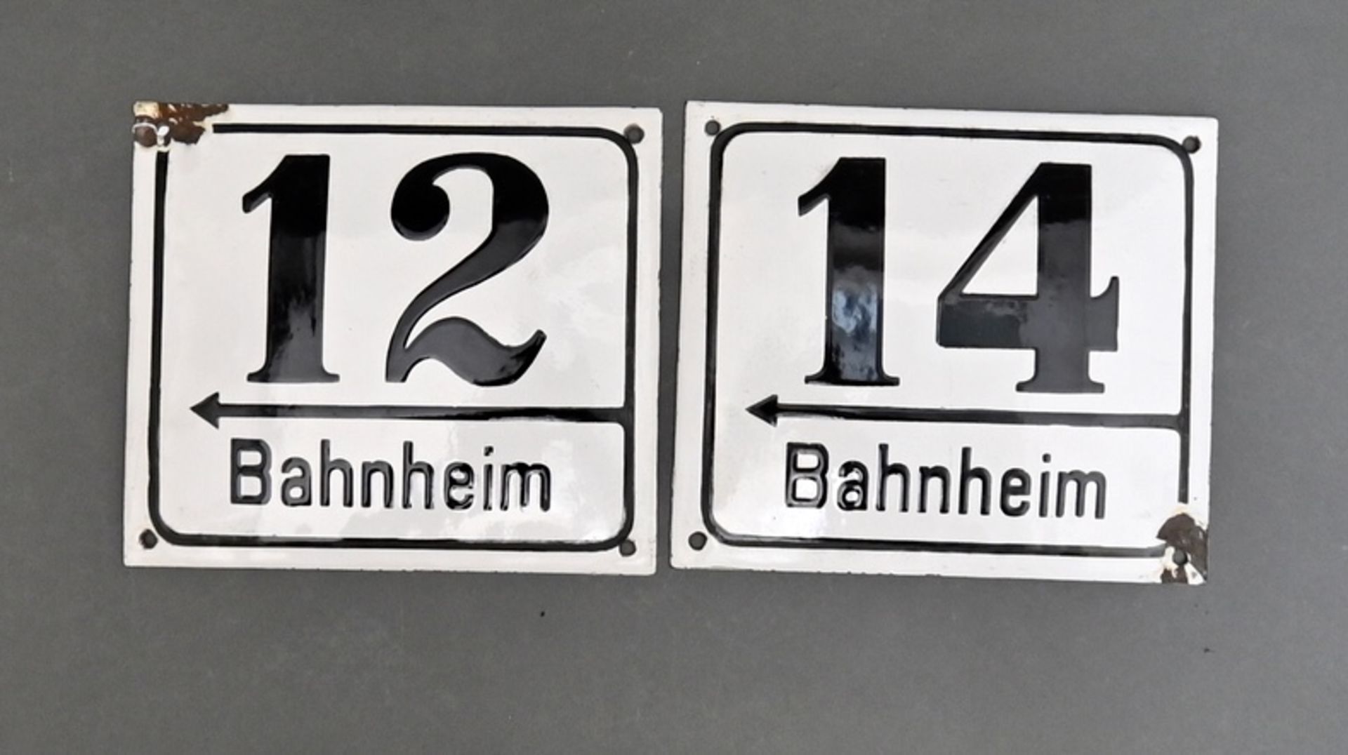 Paar Eisenbahnschilder "Bahnheim 12 und 14" Emaille, um 1920, Hinweis f.d. Übernachtung der