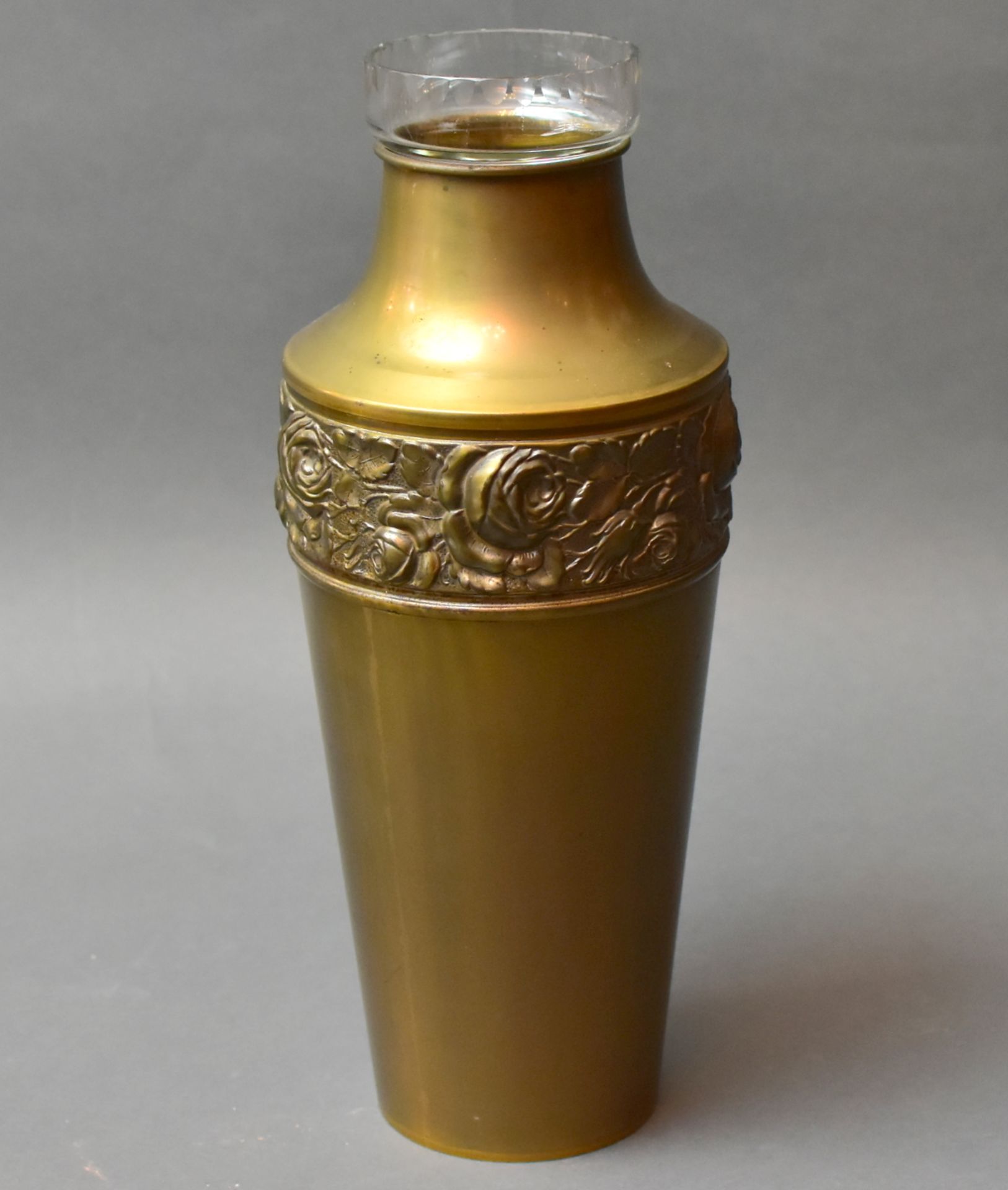 Messingvase, um 1910, konisch, umlaufend getriebenes Rosenrelief im Band, original geschl. u.