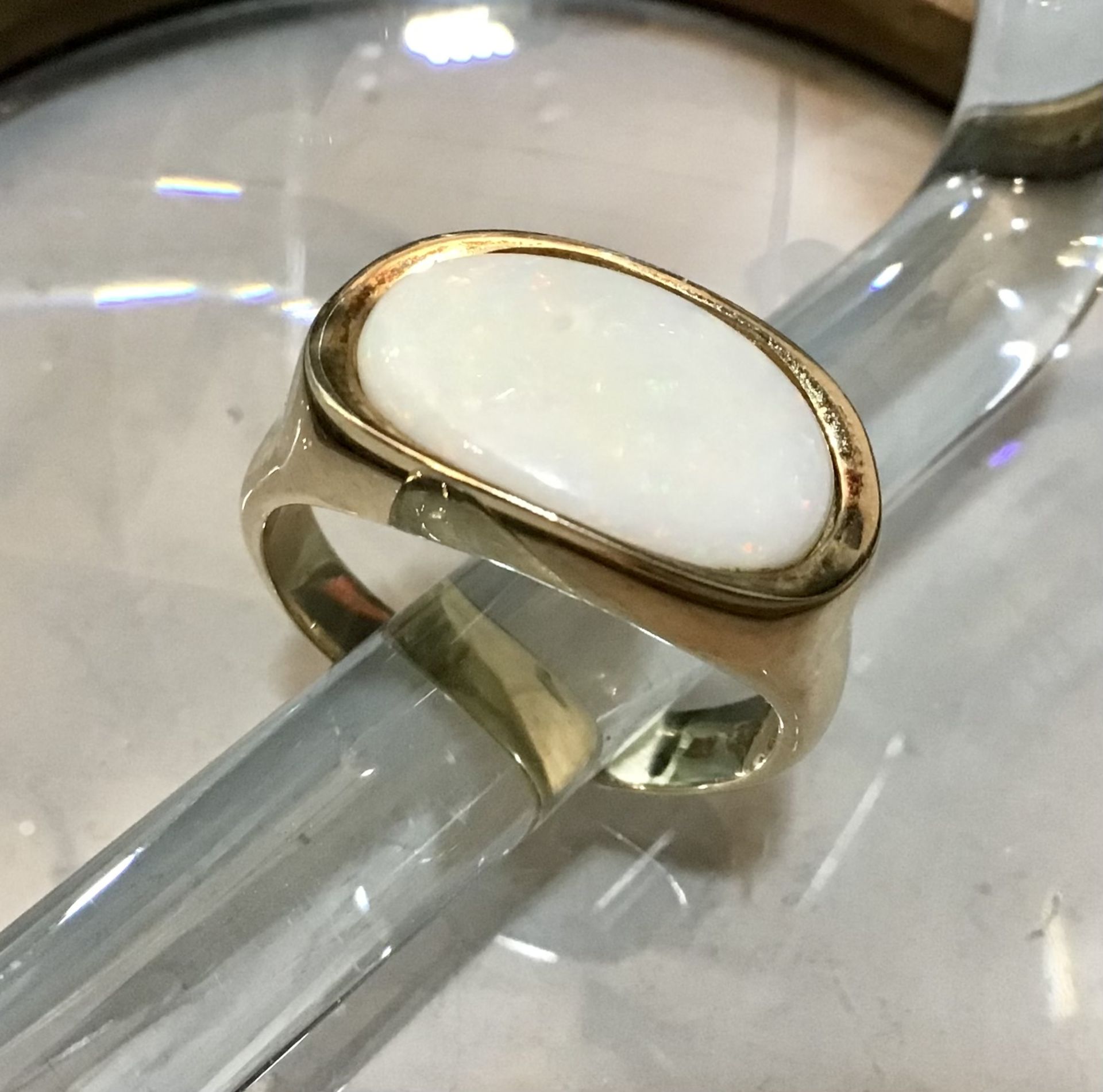 Opal-Damenring, GG 375, Goldschmiedearbeit, ovaler Ringkopf besetzt mit einem Opalcabochon L 1,7 x