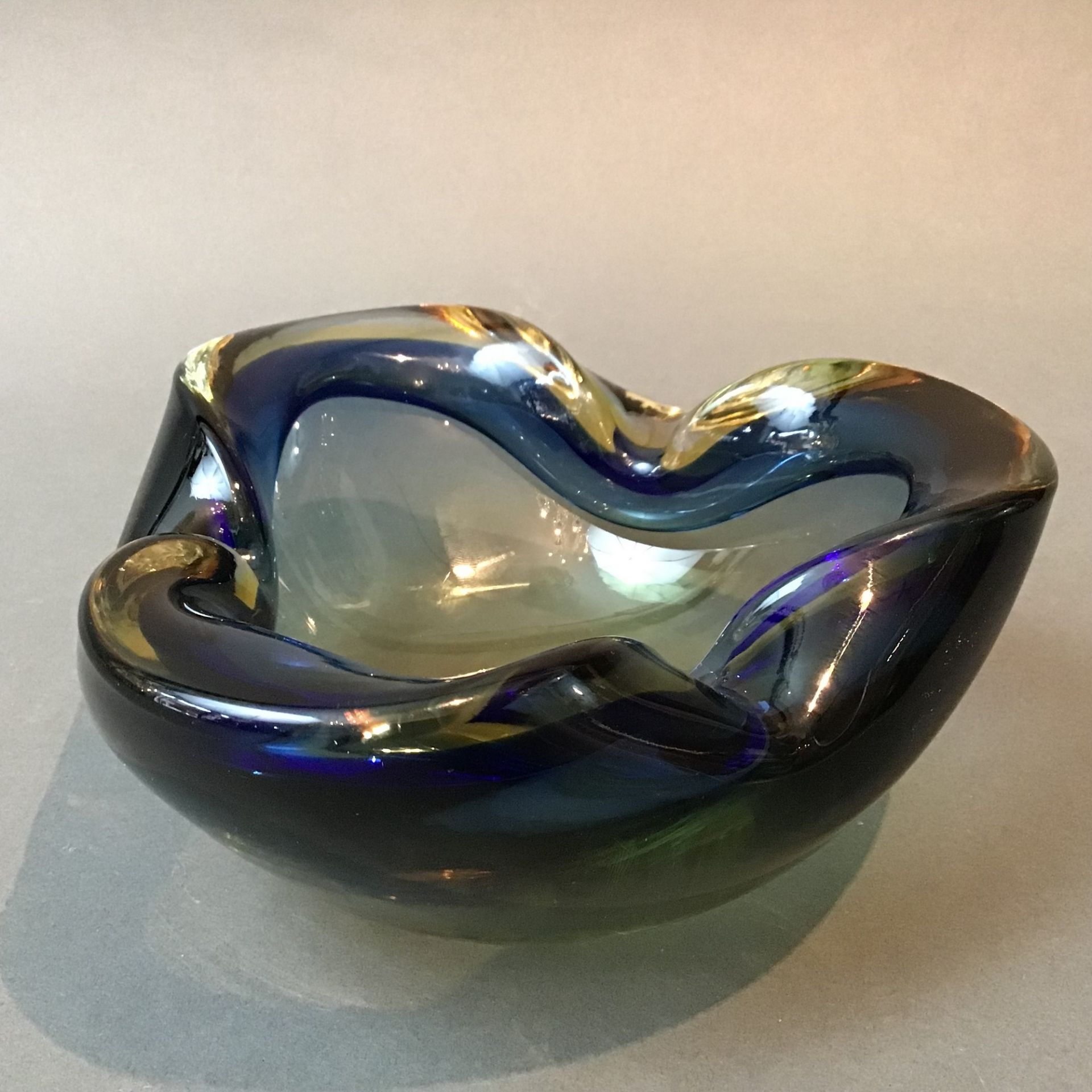 Murano Aschenbecher, 1960er Jahre, massives farbloses Glas mit Einschmelzungen in gelb und blau, D.