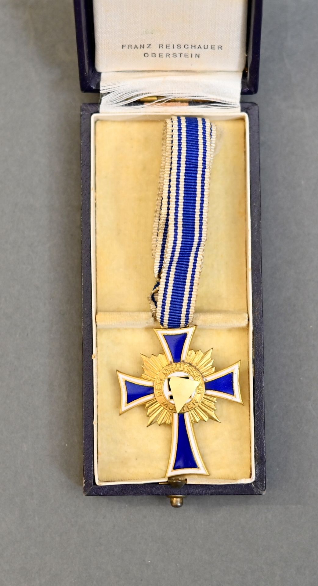 Mutterkreuz in Gold am Band, rücks. 16. Dez. 1938, im Originaletui Franz Reischauer Oberstein, guter
