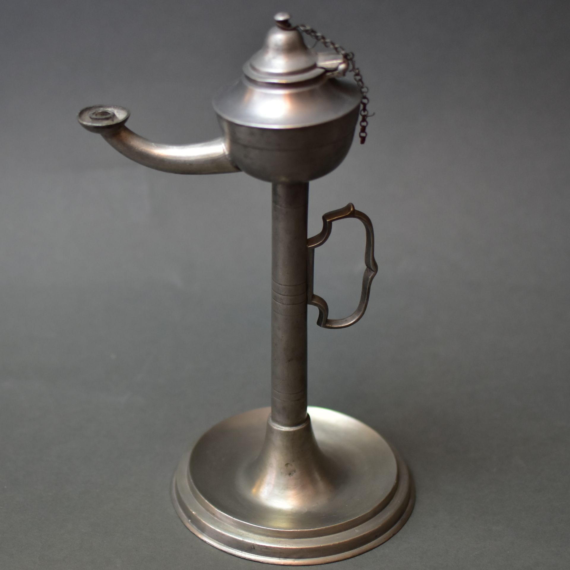 Zinn Öllampe, 19.Jh., breiter Standfuß, sehr guter Originalzustand, H.27 cm