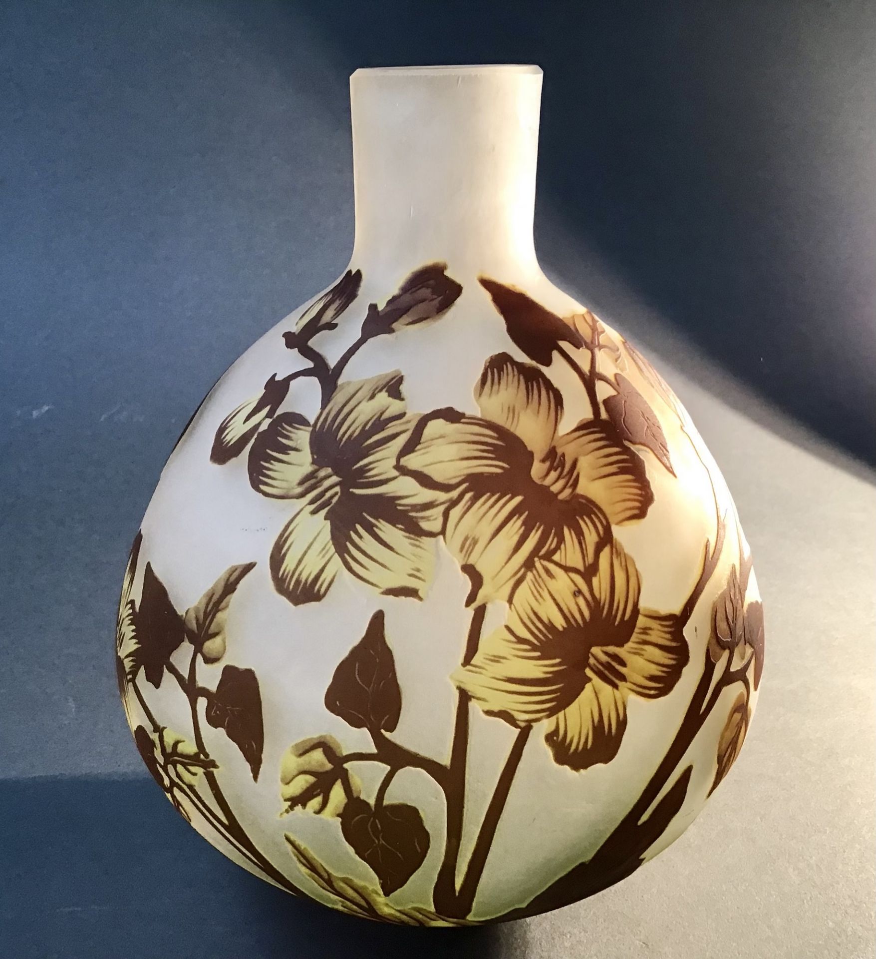 Jugendstilätzglas- Vase aus Nancy, um 1900, farbloses Glas, formgeblasen, gelb und braun opal