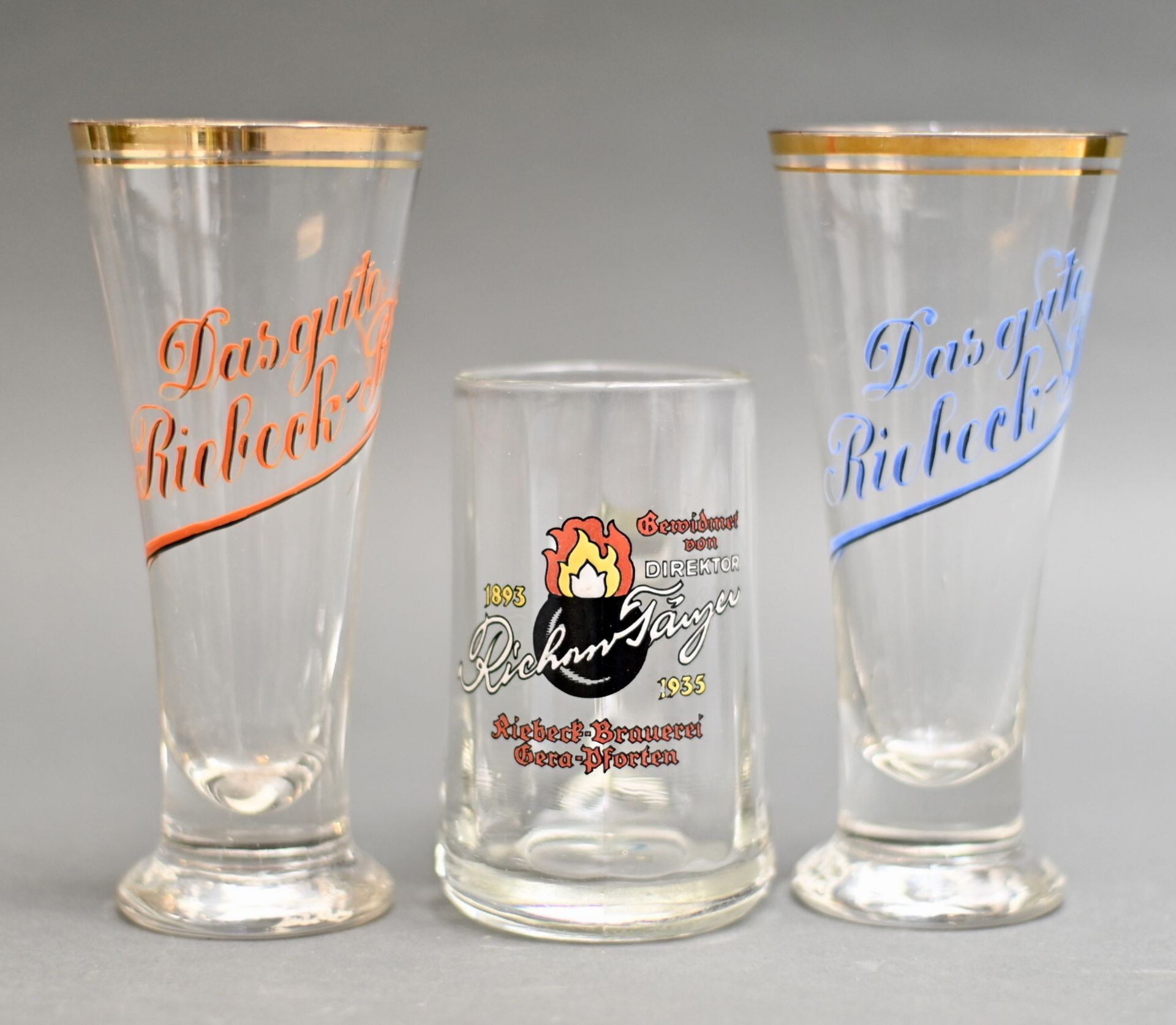 Drei Gläser "Riebeck-Brauerei Gera-Pforten", Henkelglas gewidmet 1935 von Direktor R.Tänzer, 0,3l,