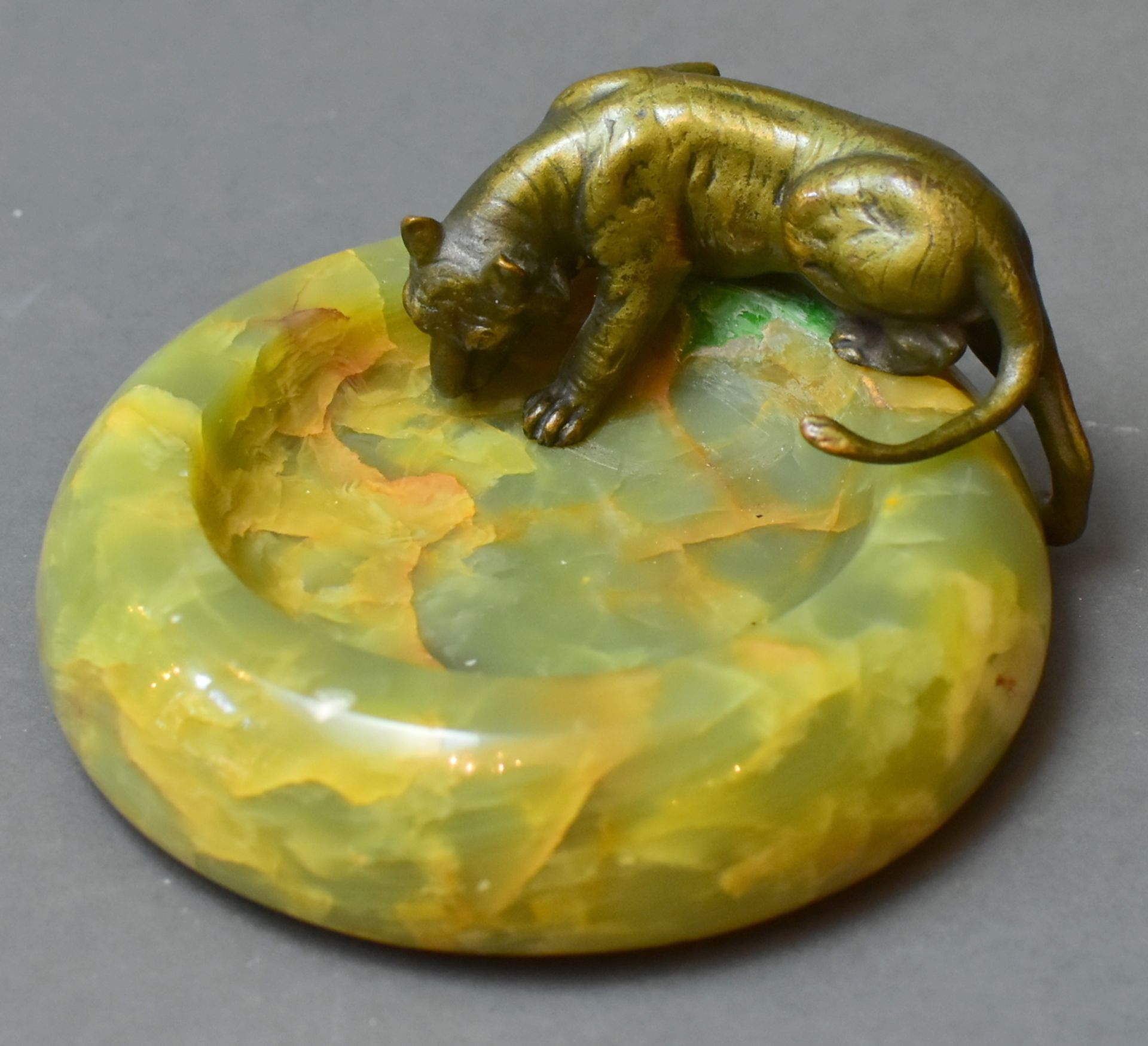 Jade Visitenkarten-Schale mit trinkendem Bronzetiger, um 1910, gut erhalten, D 14cm, H 7cm