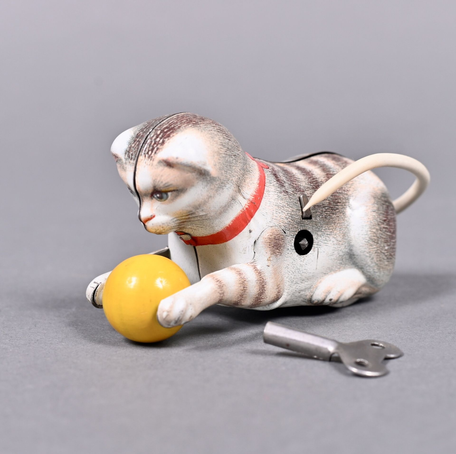 Blechspielzeug Katze mit Ball, um 1950, Made in U.S. Zone, Schlüssel vorhanden, funktionstüchtig,