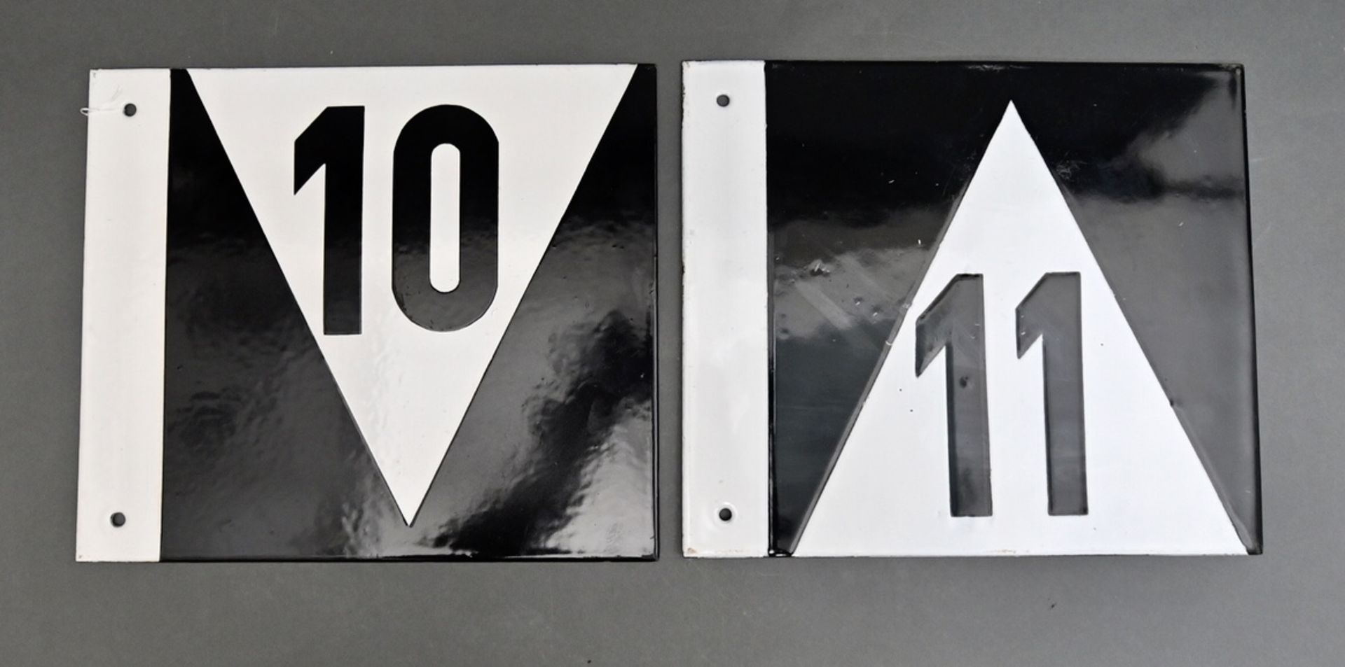 Paar Eisenbahnschilder 10 und 11, Emaille, schweres Trägermaterial, bez. die Einfahrzone der Züge im