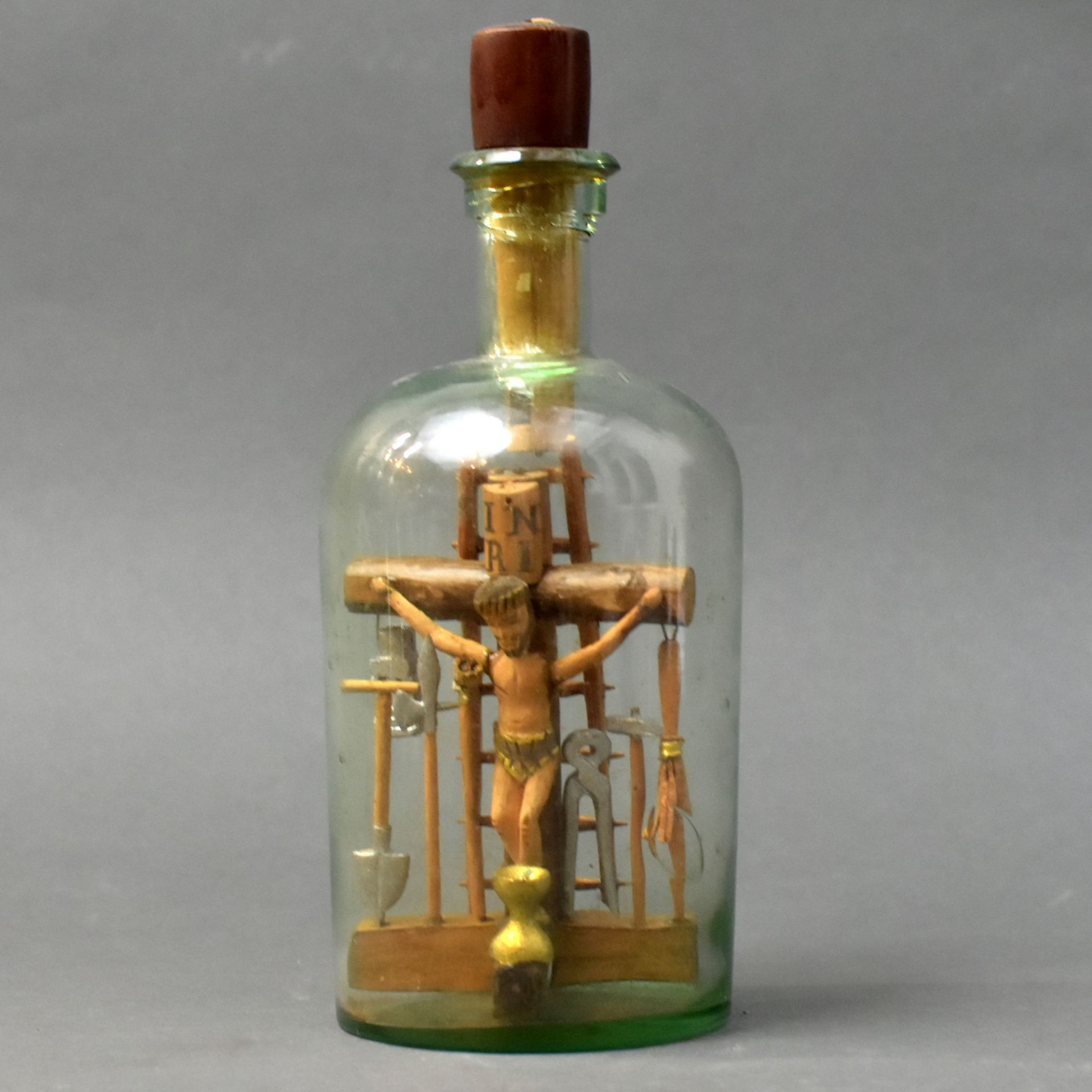 Flasche mit Eingericht, Darstellung der Kreuzigung Jesu mit Leidenswerkzeugen und Heiligem Grahl, 2.