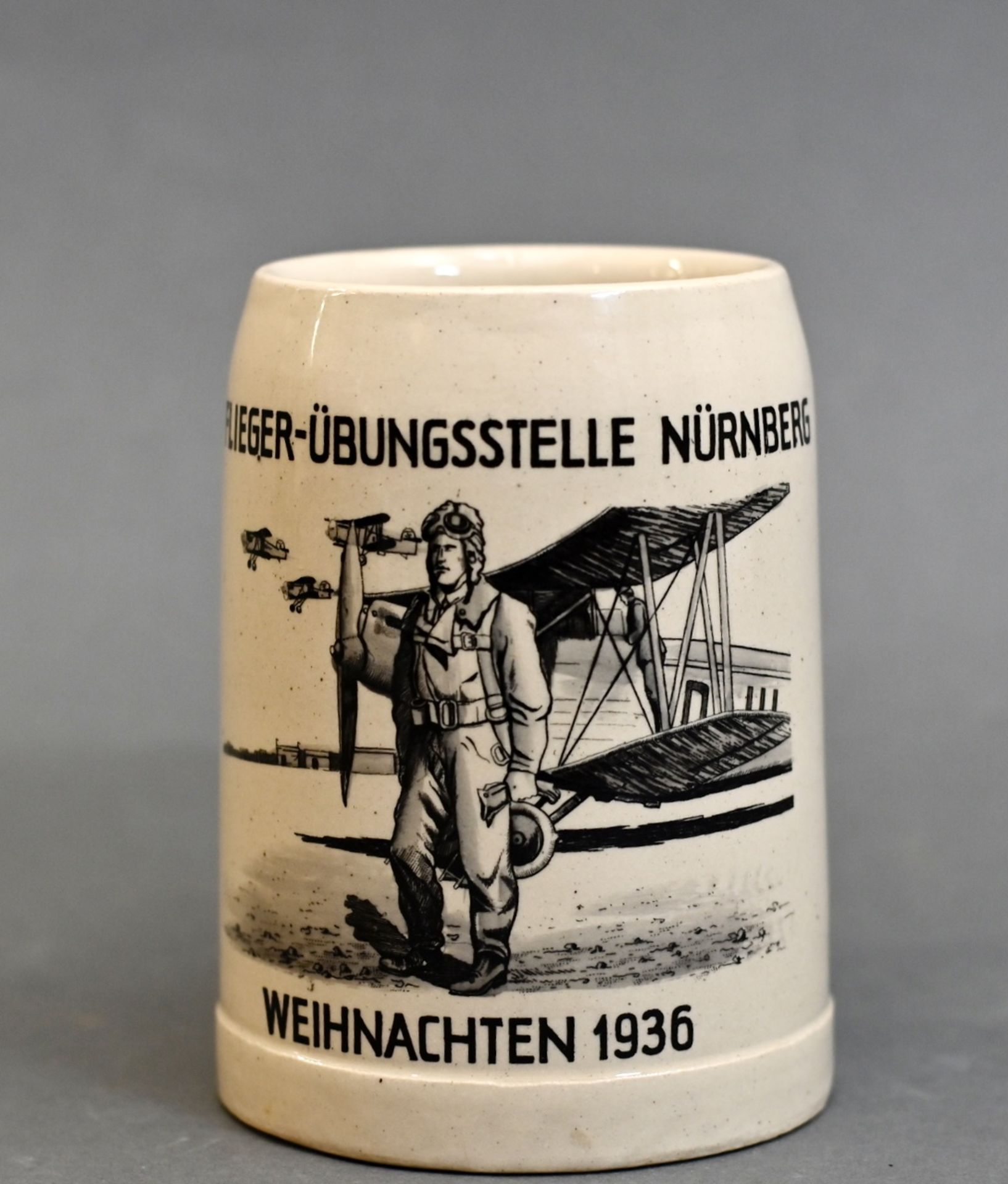Bierkrug Flieger-Übungsstelle Nürnberg, Weihnachten 1936, 0,5 L, Schauseitig mit Flugzeug und