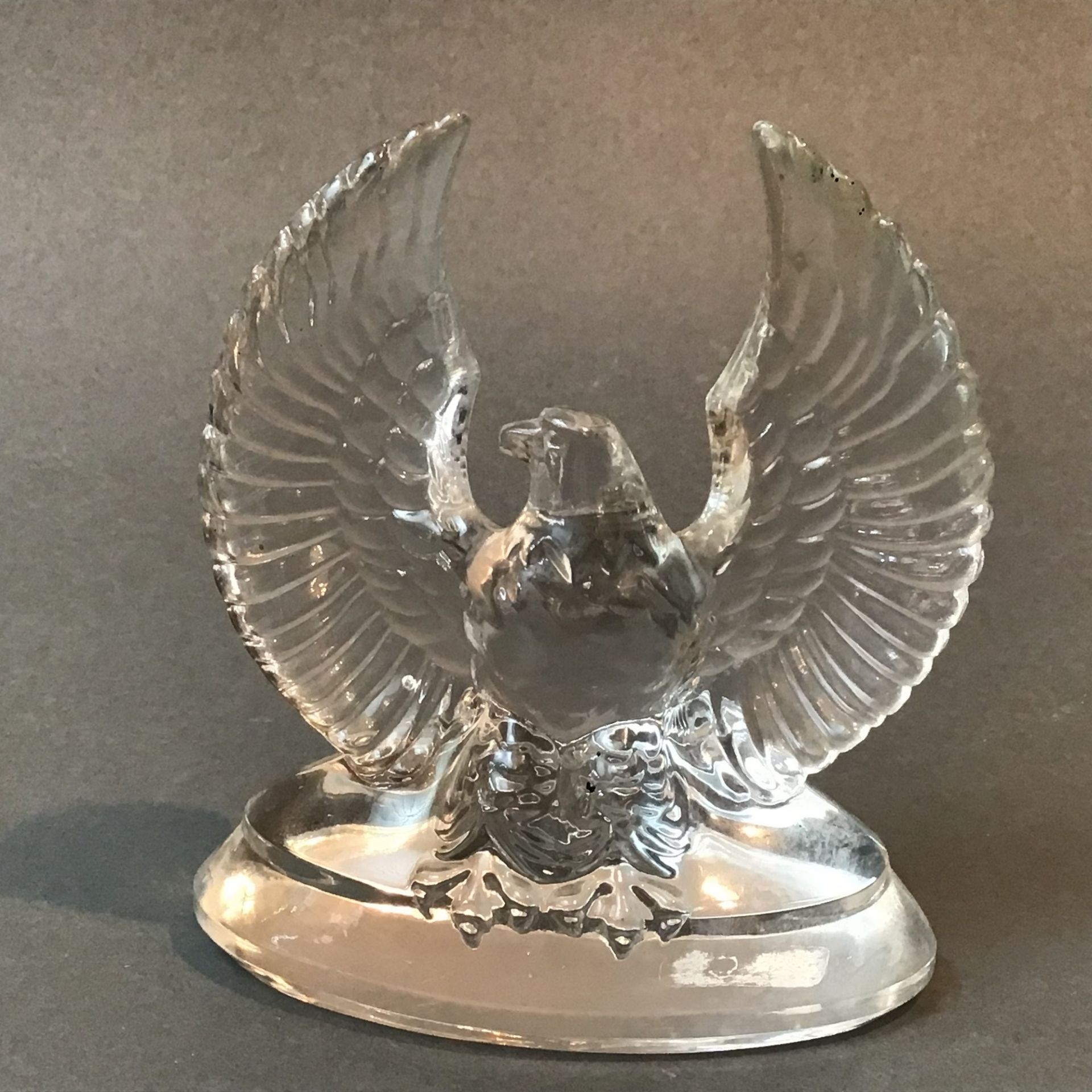 Patriotischer Briefbeschwerer, Adler mit gespreizten Flügeln, um 1900, farbloses Pressglas,