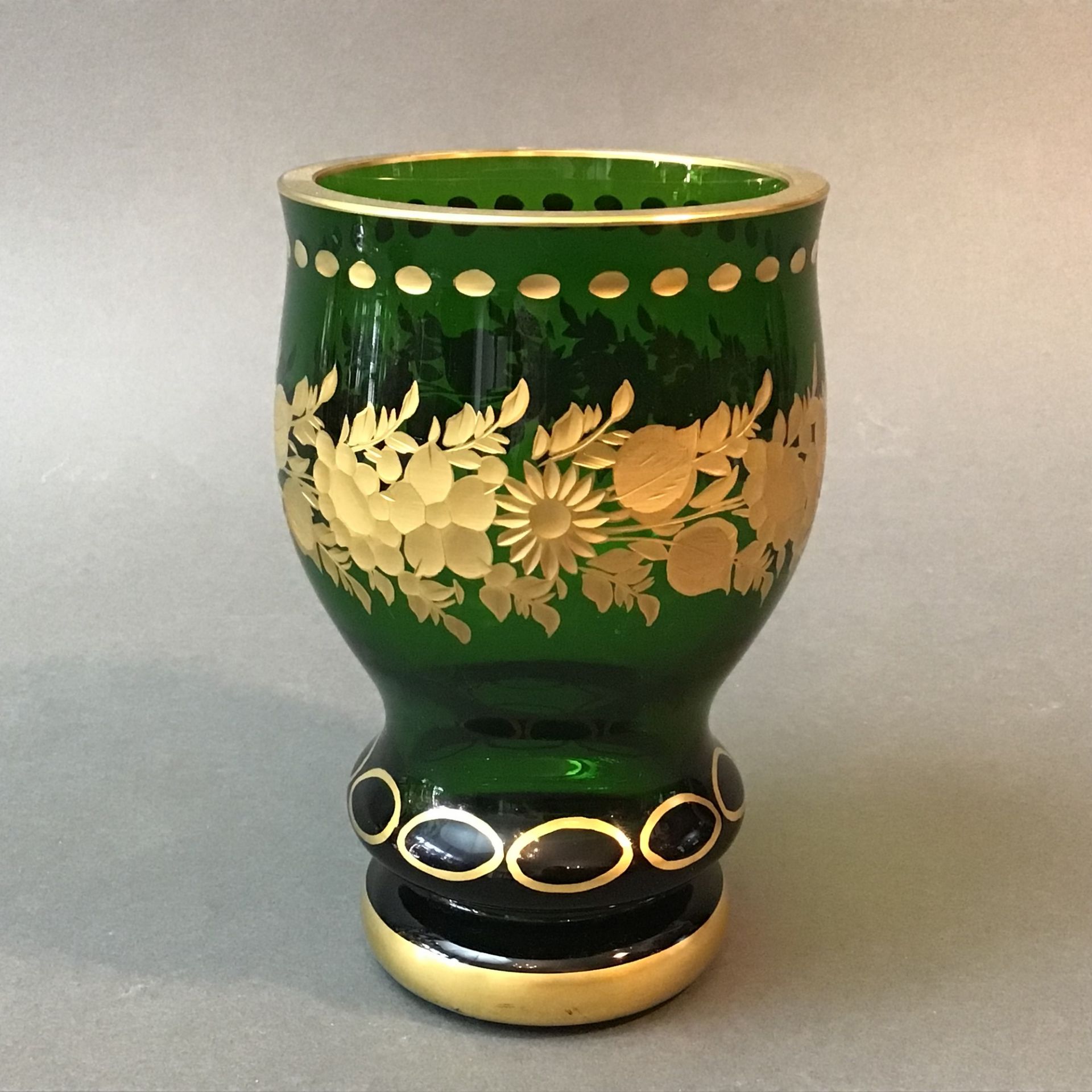 Sockelglas, grünes Glas mit umlaufendem Goldschnitt, Böhmen, 1.H.20.Jh., guter Zustand, H.13,5 cm