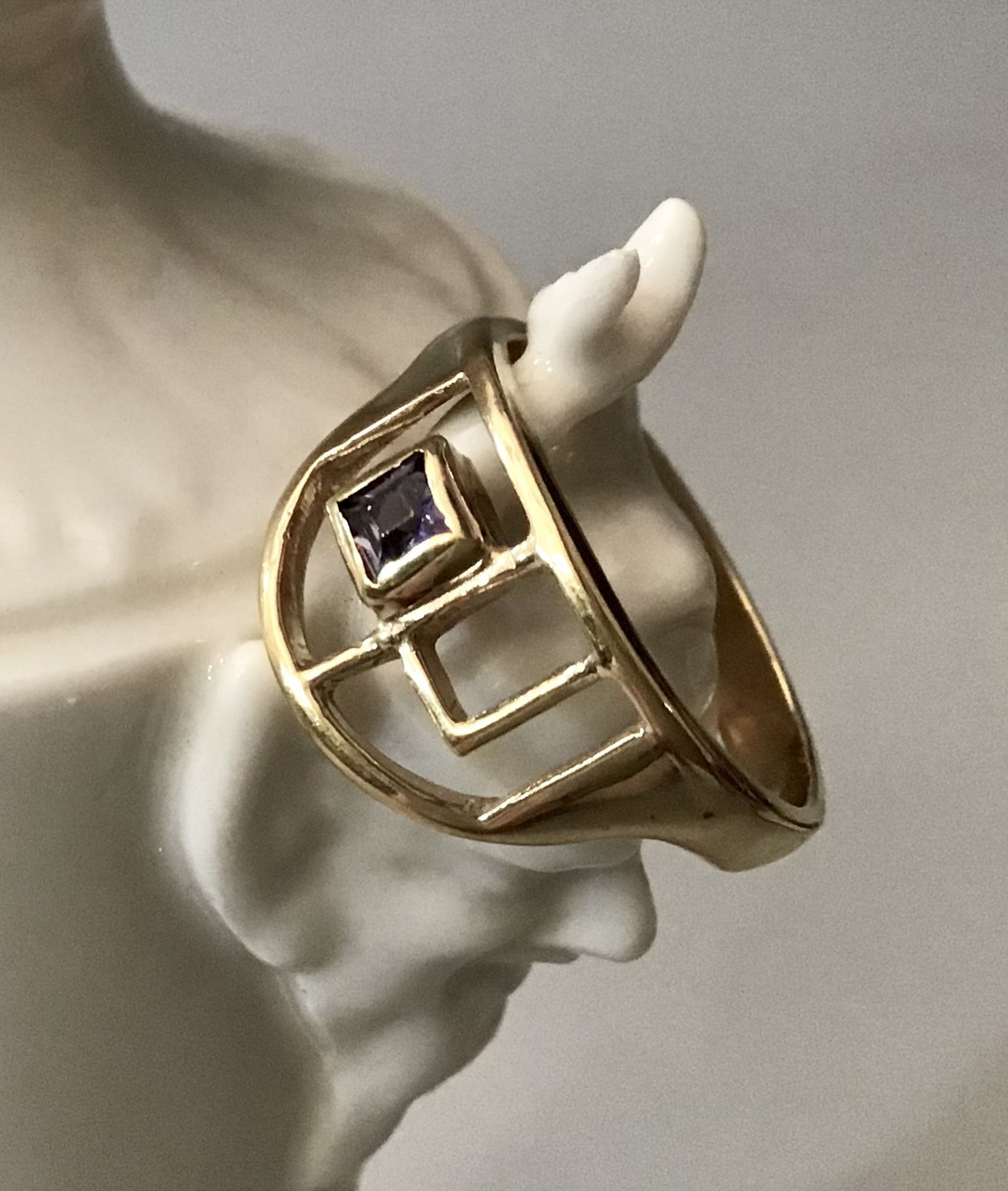 Tansanit-Goldring, GG 333, Goldschmiedearbeit, geometrischer Ringkopf, besetzt mit einem