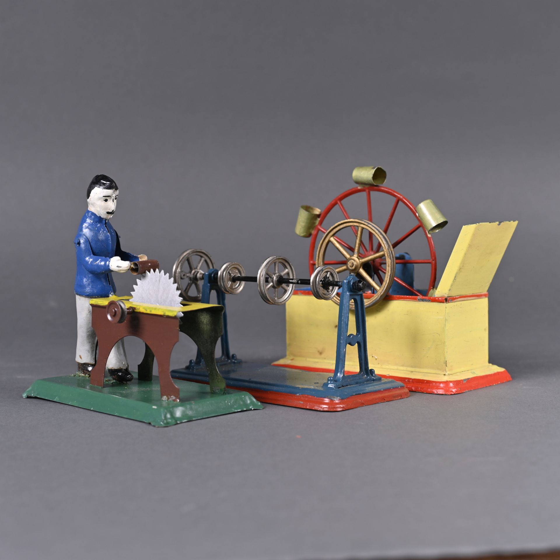 Dampfmaschinenmodelle, 3 Stück, Schöpfrad gem. Fa. Doll Nürnberg, Mann an Kreissäge (ungem.)und