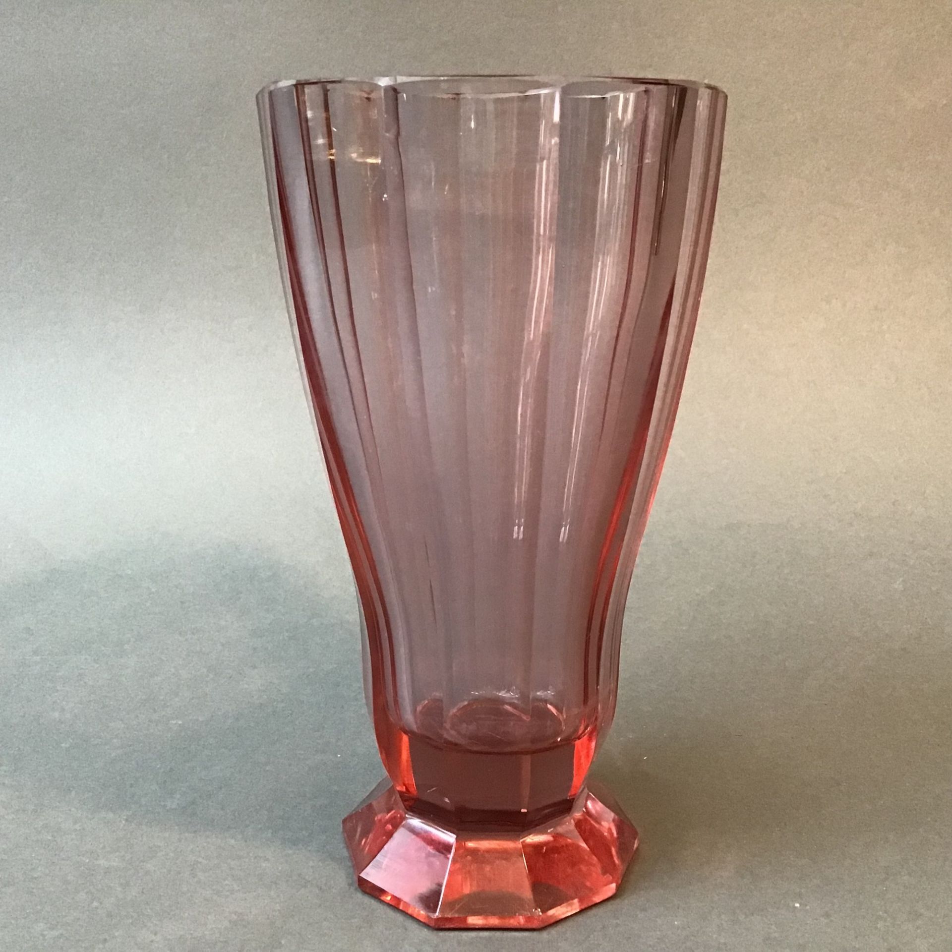 Ludwig Moser/Karlsbad, Art Déco Vase, roséfarbenes Glas mit 10- fach facettierter Wandung und