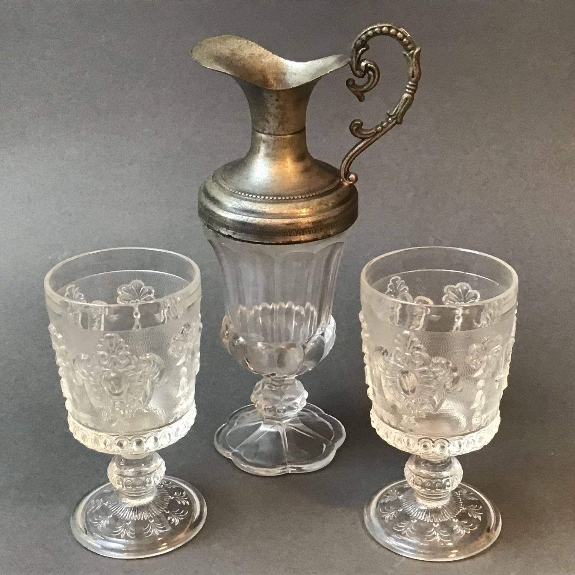 Paar Sockelgläser und eine Karaffe mit Metallmontierung, um 1900, farbloses Pressglas,