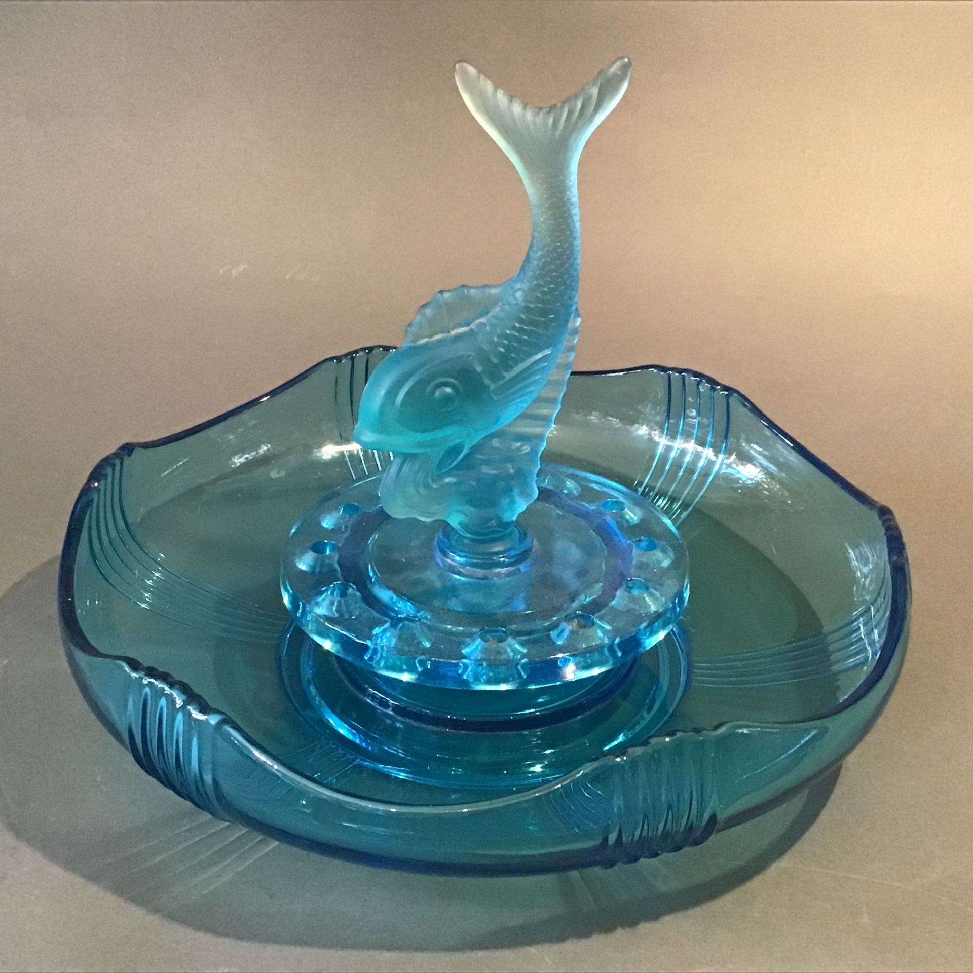 Blumensteckgefäß mit Fisch in Glasschale, blaues Pressglas um 1930, guter Zustand H. 23 cm, D.29 cm