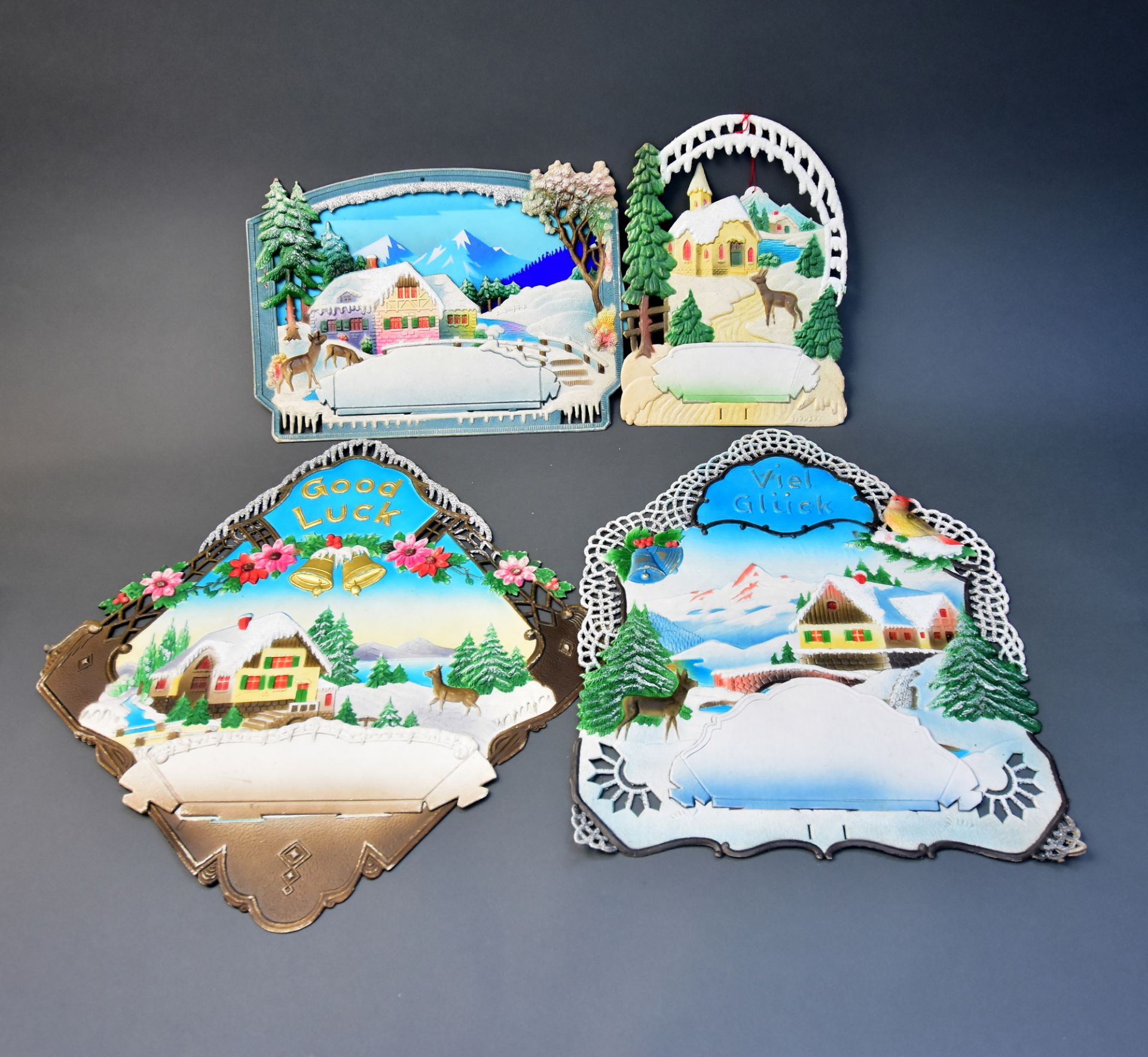 Vier Teile Weihnachtsschmuck, geprägte Pappe, Made in Germany, um 1950, teilw. mit Glitzer beflockt,