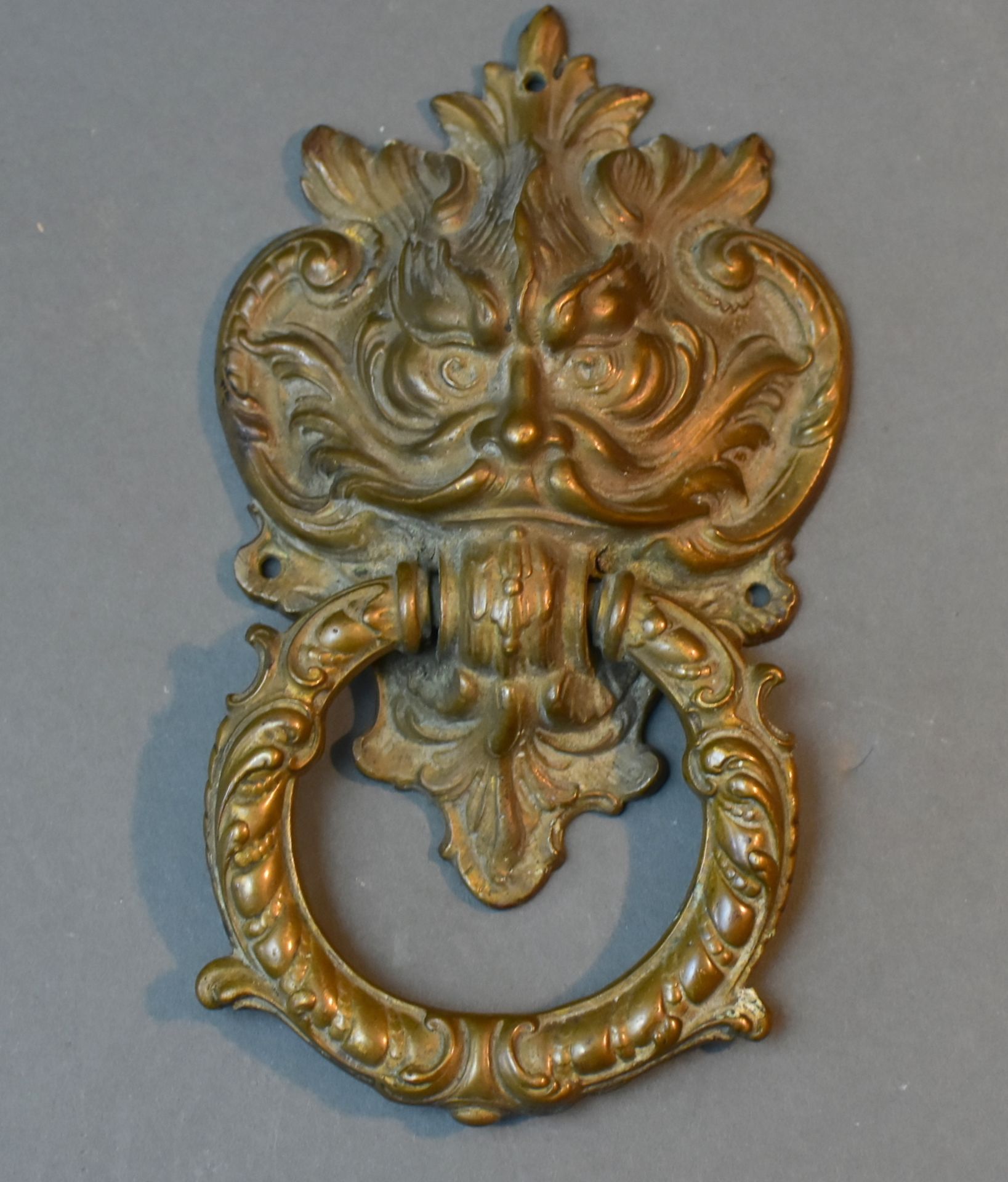Bronzeguss-Türklopfer, um 1840, Maskaron mit Klopfring, sehr guter Zustand, H 20cm, B 11cm