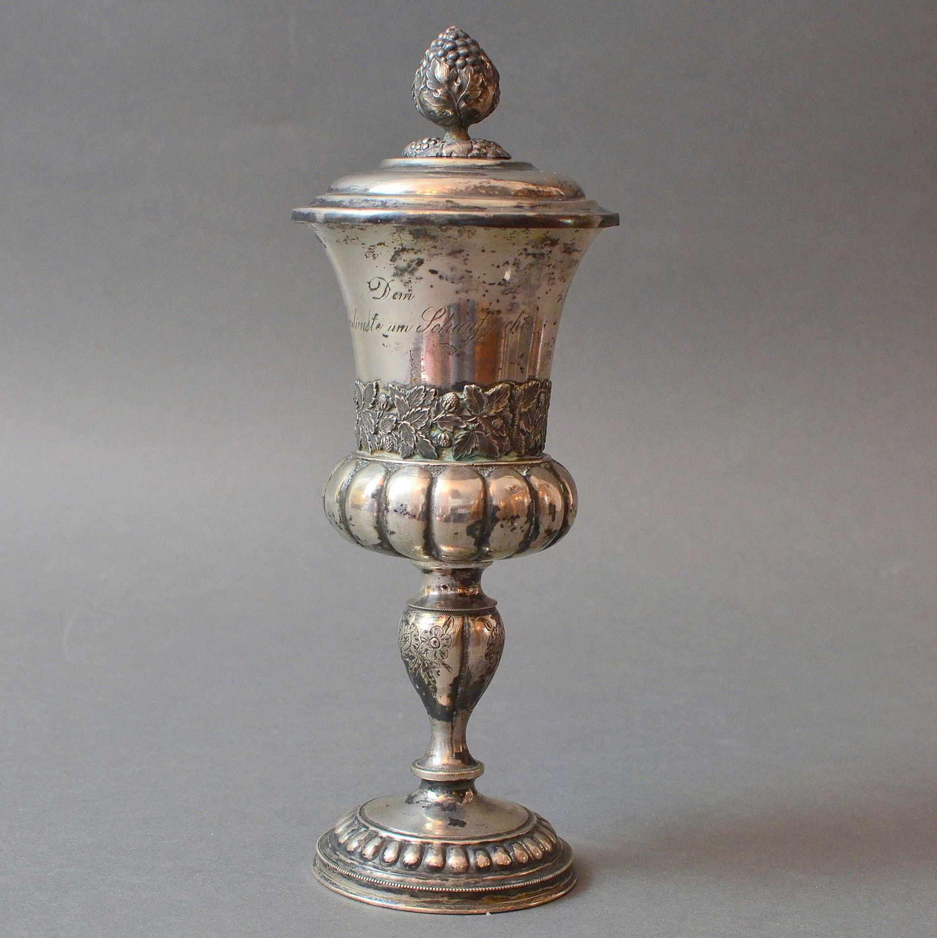 Deckel-Pokal, grav. Thierschau zu Oschatz 1845 "Dem Verdienste um Schaafzucht"