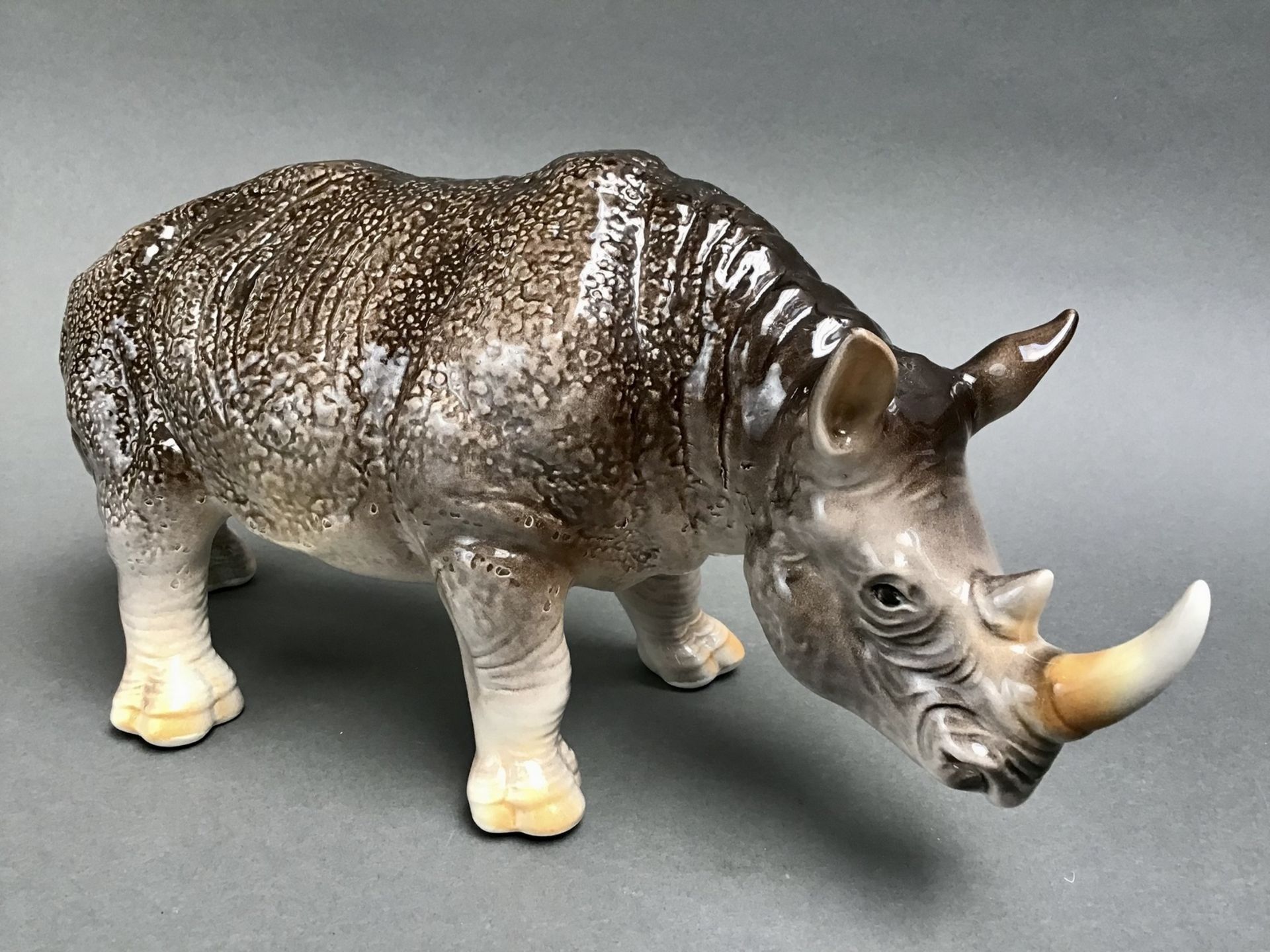 Nashorn, weißer Scherben, polychrome Unterglasurbemalung, am Bauch bezeichnet: