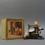 Kindernähmaschine um 1930 im Originalkarton, Metall lithografiert, funktionstüchtig, sehr guter