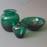 Drei Teile Glasobjekte, um 1950, grünes Glas formgeblasen, zwei Vasen, eine Schale,