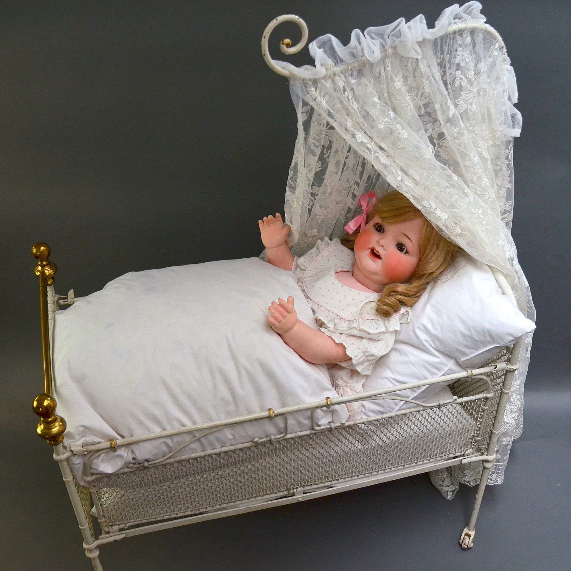 Puppen-Gitterbett um 1910,fahrbar,mit Porzellankopfpuppe Heubach Köppelsdorf 342