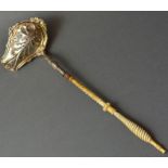 Barocke Bouillon-Kelle um 1780, Silber geprüft, getriebene silberne Ausgießkelle,